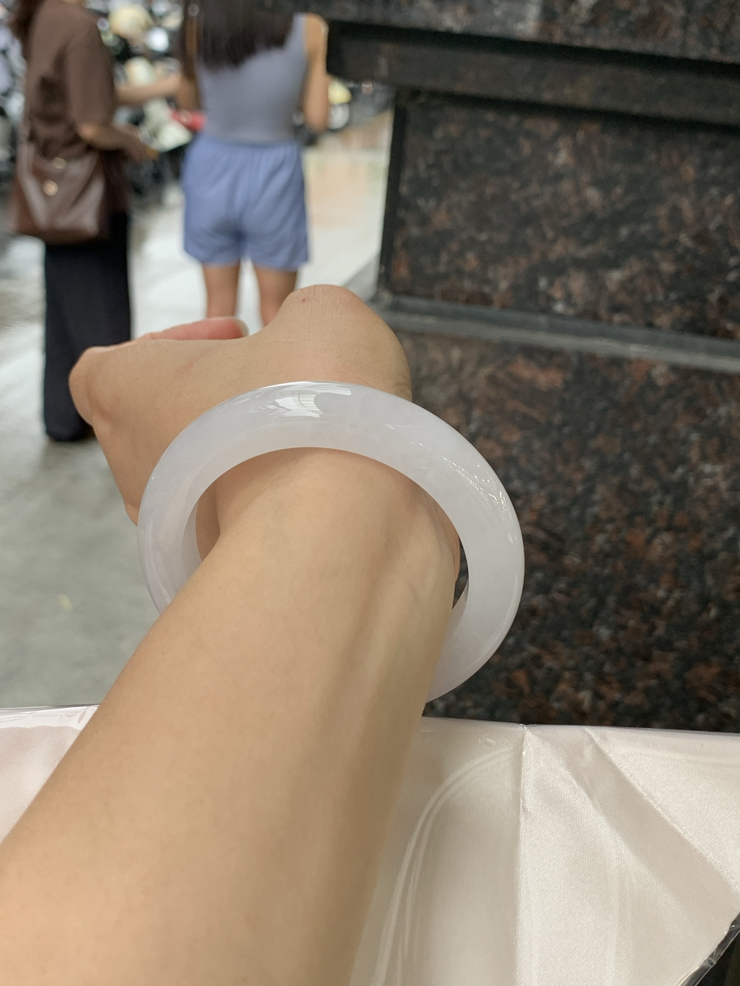白冰正圈 55.7-12-10 0706-N1158-3 打灯冰晶纹，底妆冰透胶润，一腕清透，简约清爽，不挑肤色年龄，给人一种清雅脱俗，天真纯美的感觉，真不愧是翡翠中的初恋