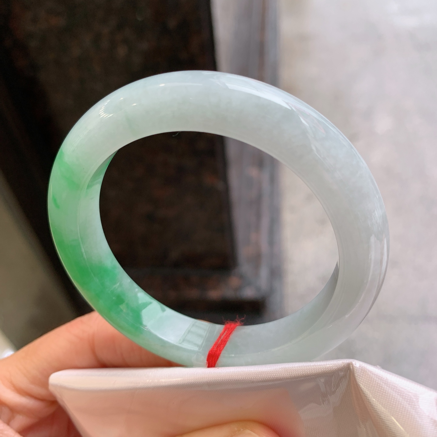 正圈飘绿 表皮微瑕疵微扣 尺寸：53.8/11.2/9.5 色好