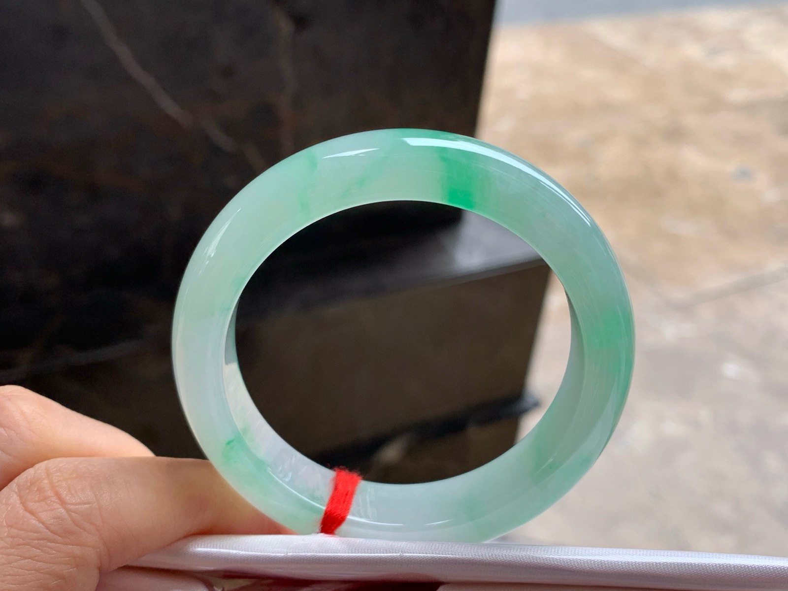 52.5-12.7-8.7mm
飘绿手镯^_^色阳 清新细腻
