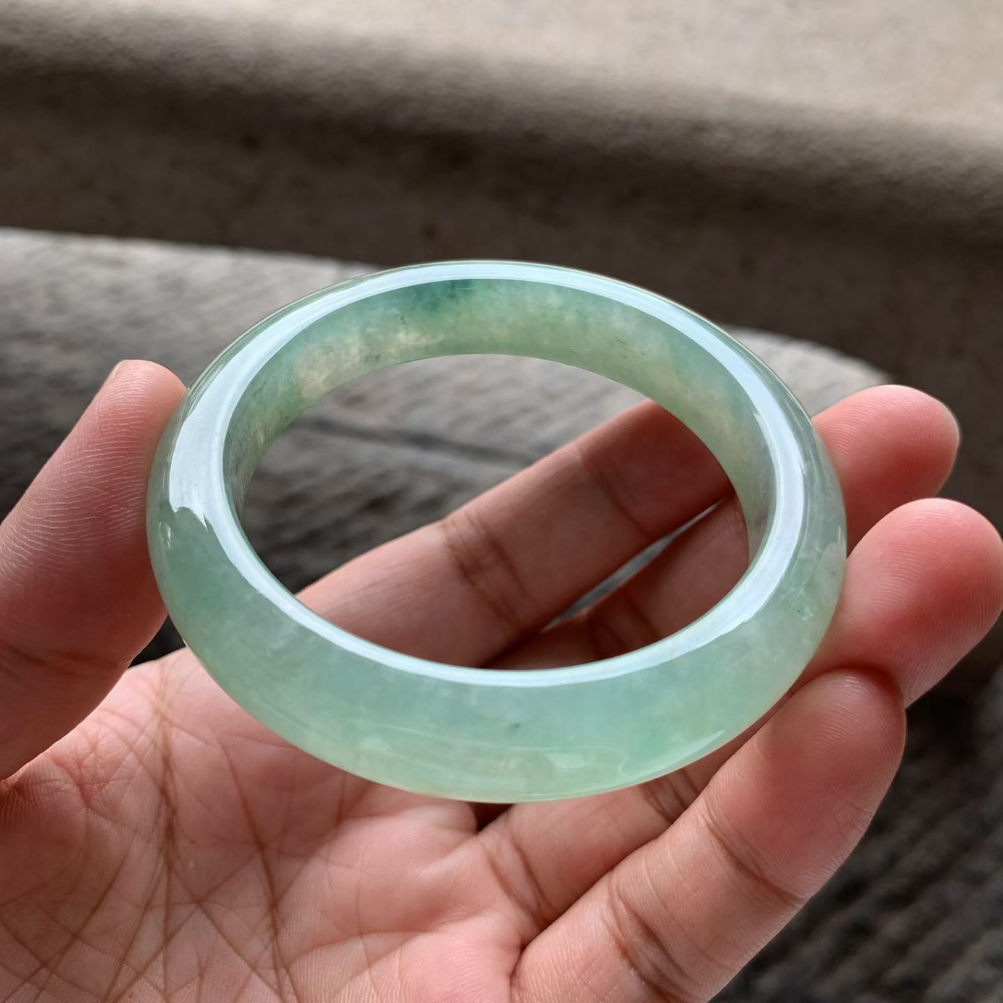 绿水底飘花正圈手镯尺寸54*11.5*8.5 老种通透，水润光泽，整圈绿水底，清透不闷，花色自然，