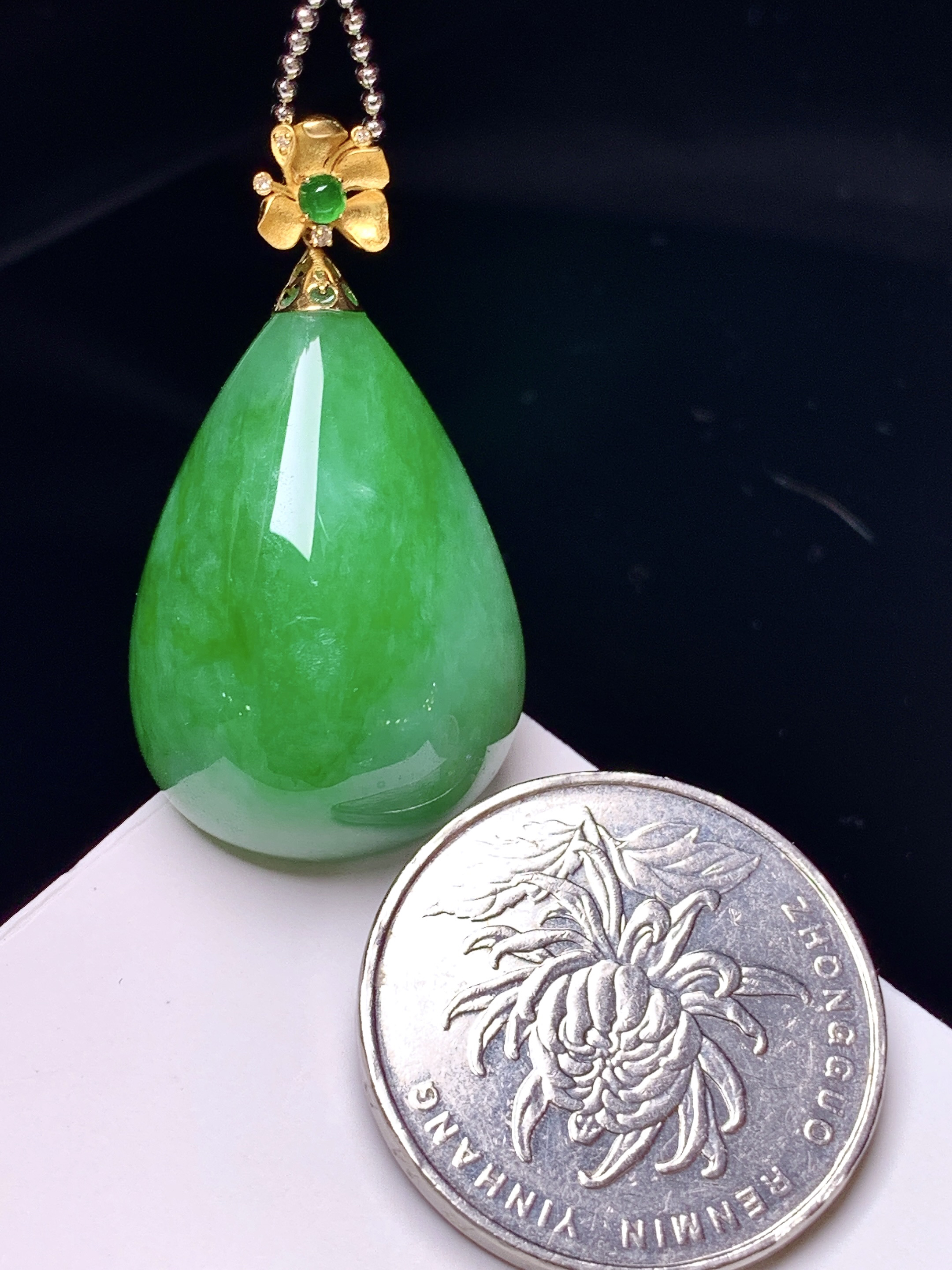18k金镶嵌阳绿水滴吊坠 玉质细腻 色泽艳丽清新 整体尺寸36*19.6*10.3 j1