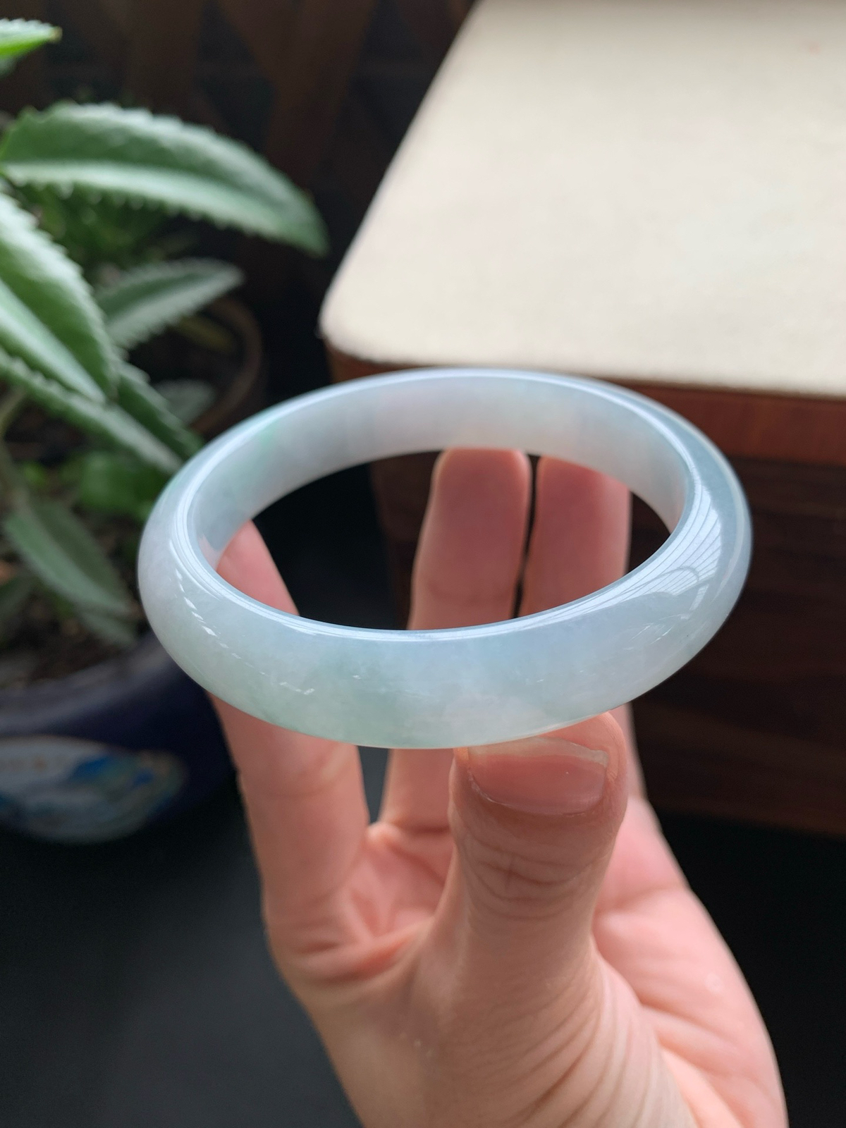 55圈口飘绿手镯