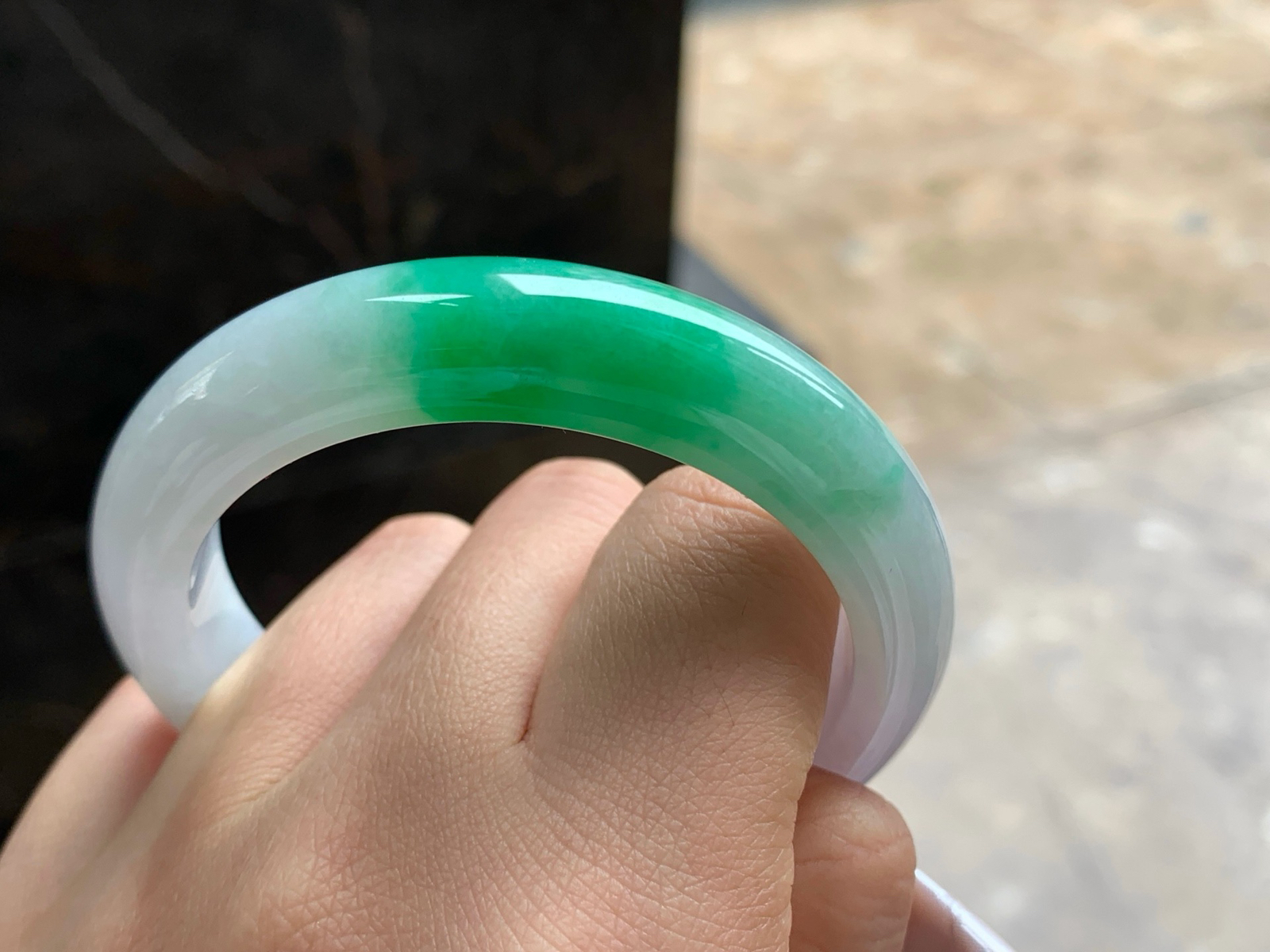 55-12.5-8.9
绿色手镯^_^颜色好看 细腻 白底青