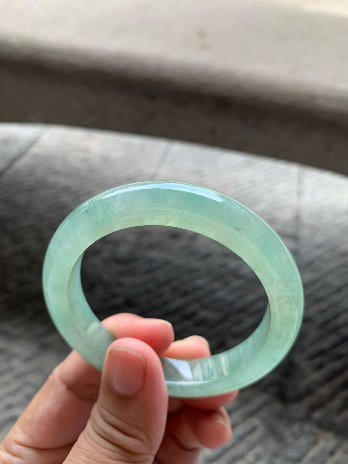 绿水底飘花正圈手镯尺寸54*11.5*8.5 老种通透，水润光泽，整圈绿水底，清透不闷，花色自然，灵动飘逸！