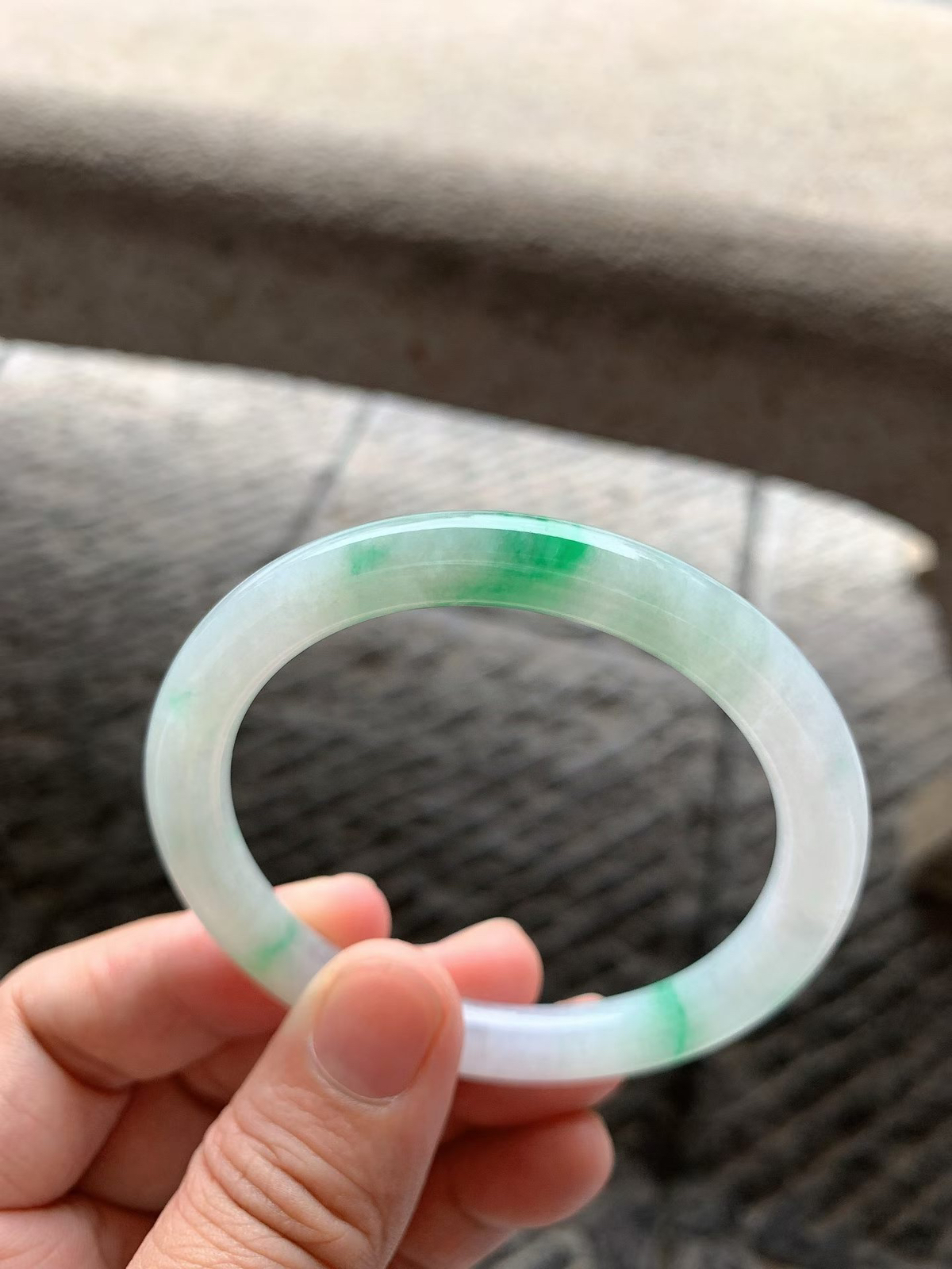 飘阳绿圆条手镯尺寸52*7.5*8 种质细腻，釉洁水润，底子清爽，几抹翠色灵动，绚丽夺目！