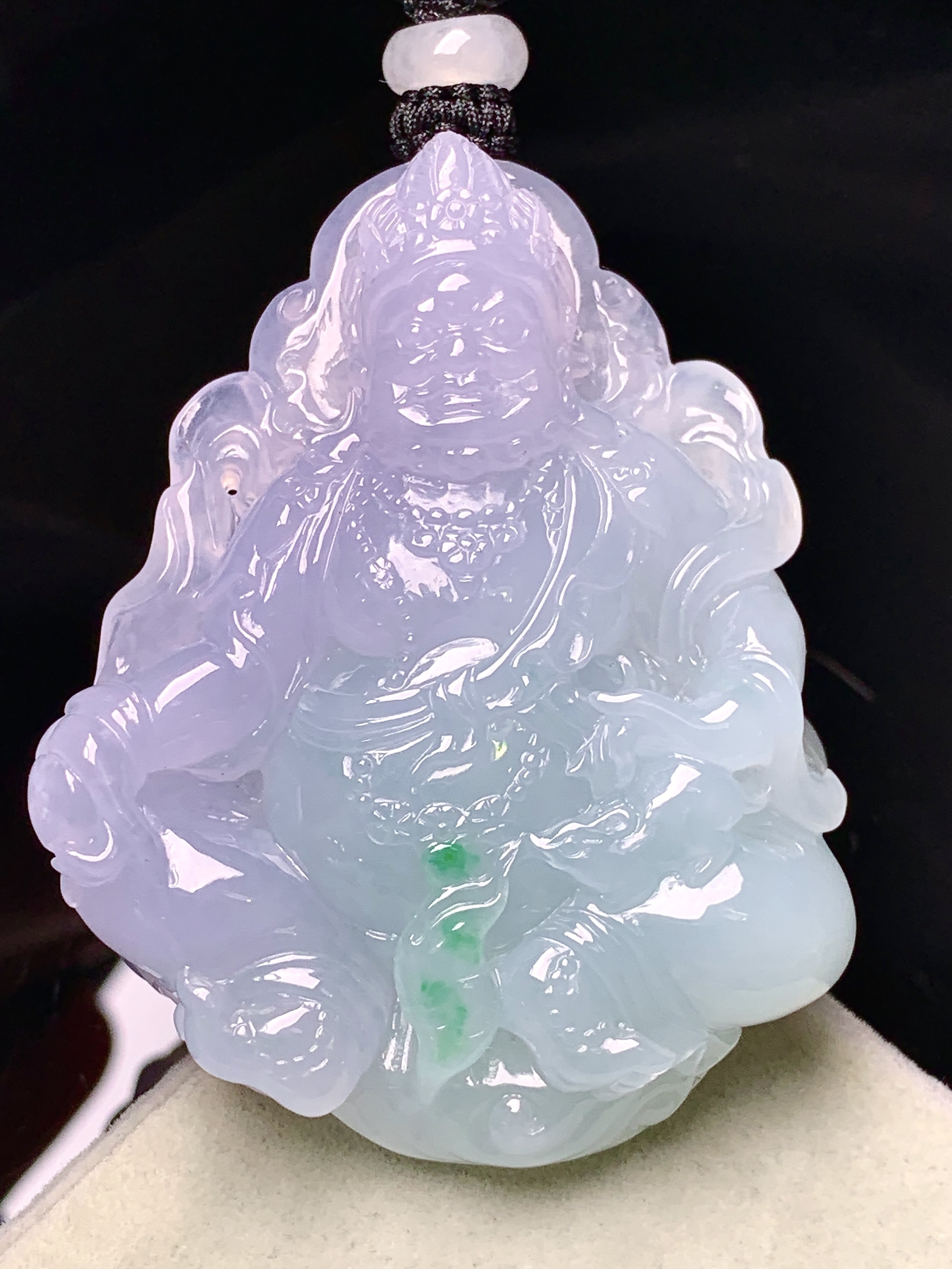 飘绿黄财神吊坠 玉质细腻 色泽艳丽清新 整体尺寸51.5*41*12 a5
