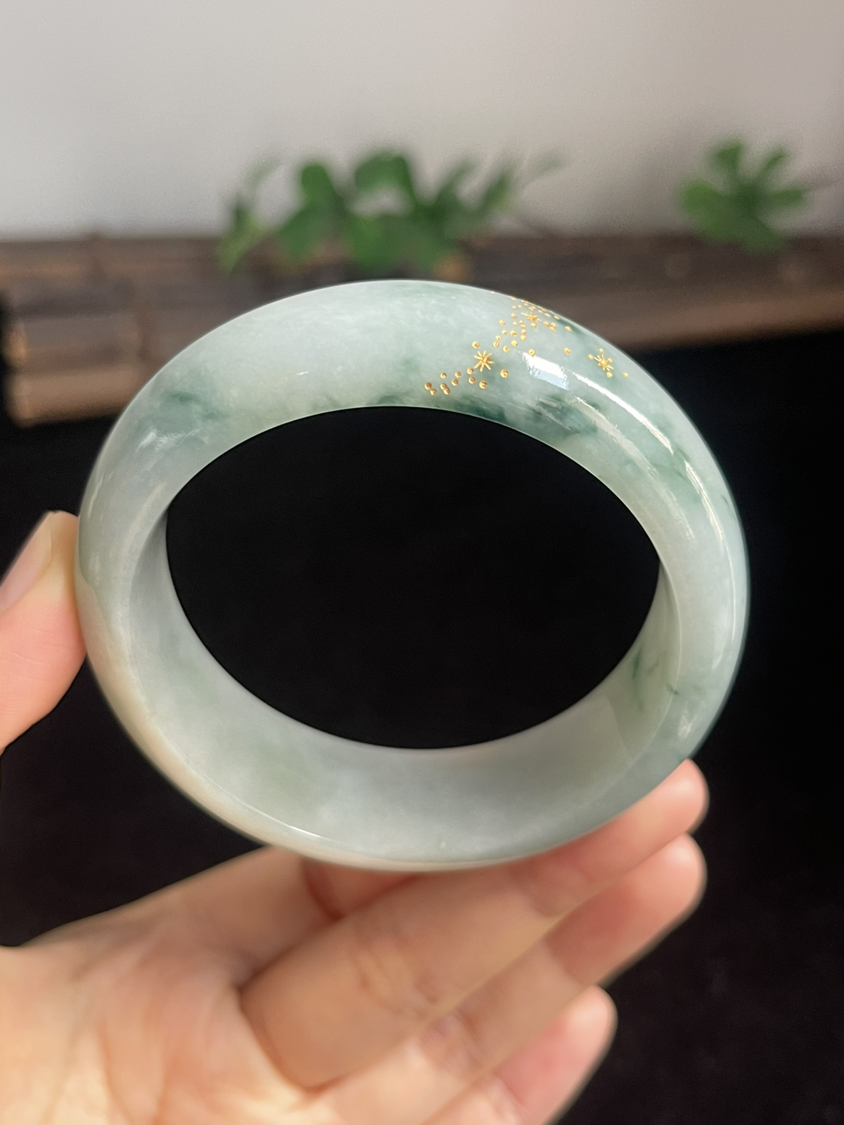 正圈54.8圈口，翡翠糯化种飘绿手镯
