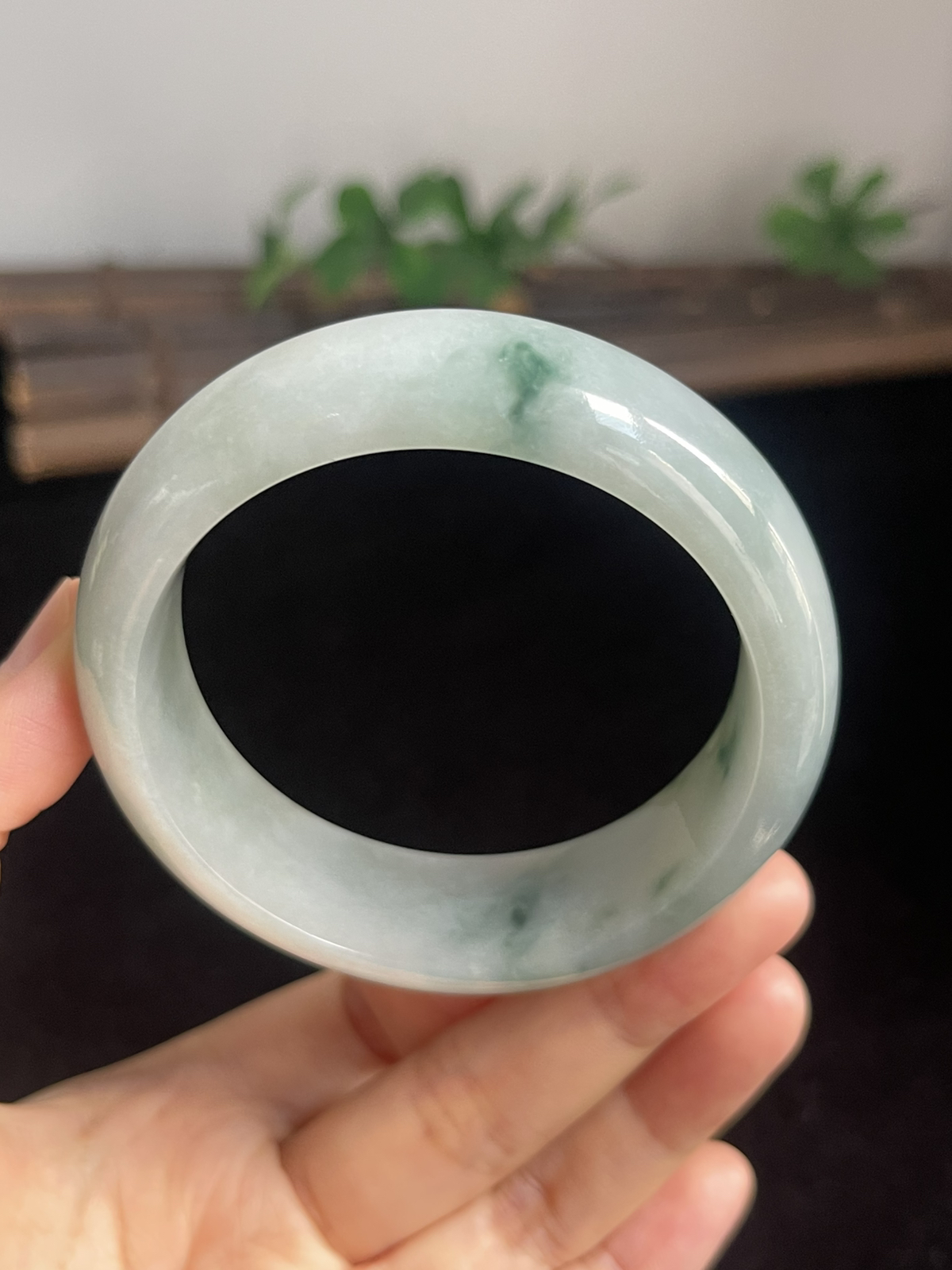 正圈54.8圈口，翡翠糯化种飘绿手镯