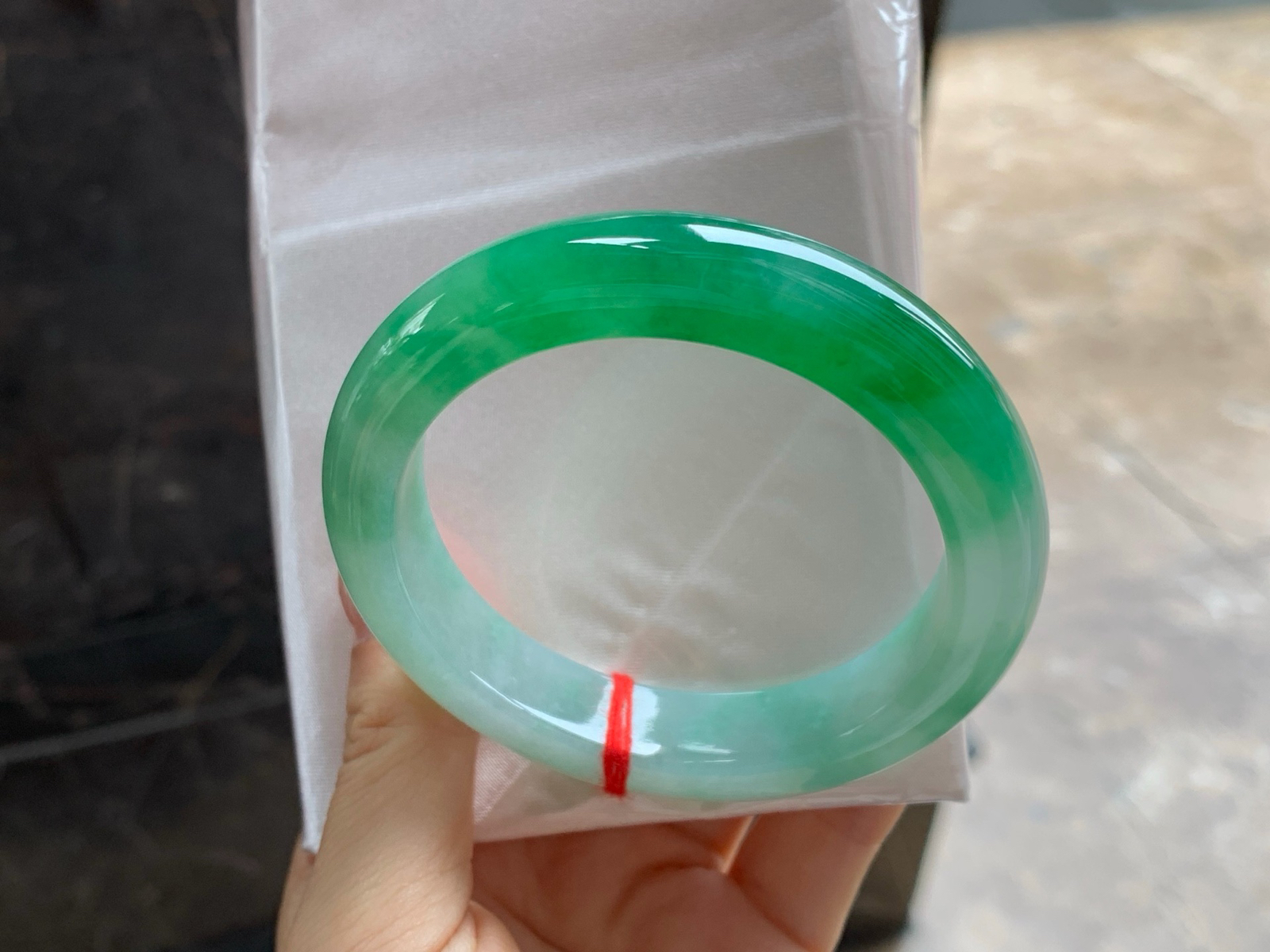 55.5-12.2-9.2
辣绿色手镯^_^有种有色 绿色浓郁大气