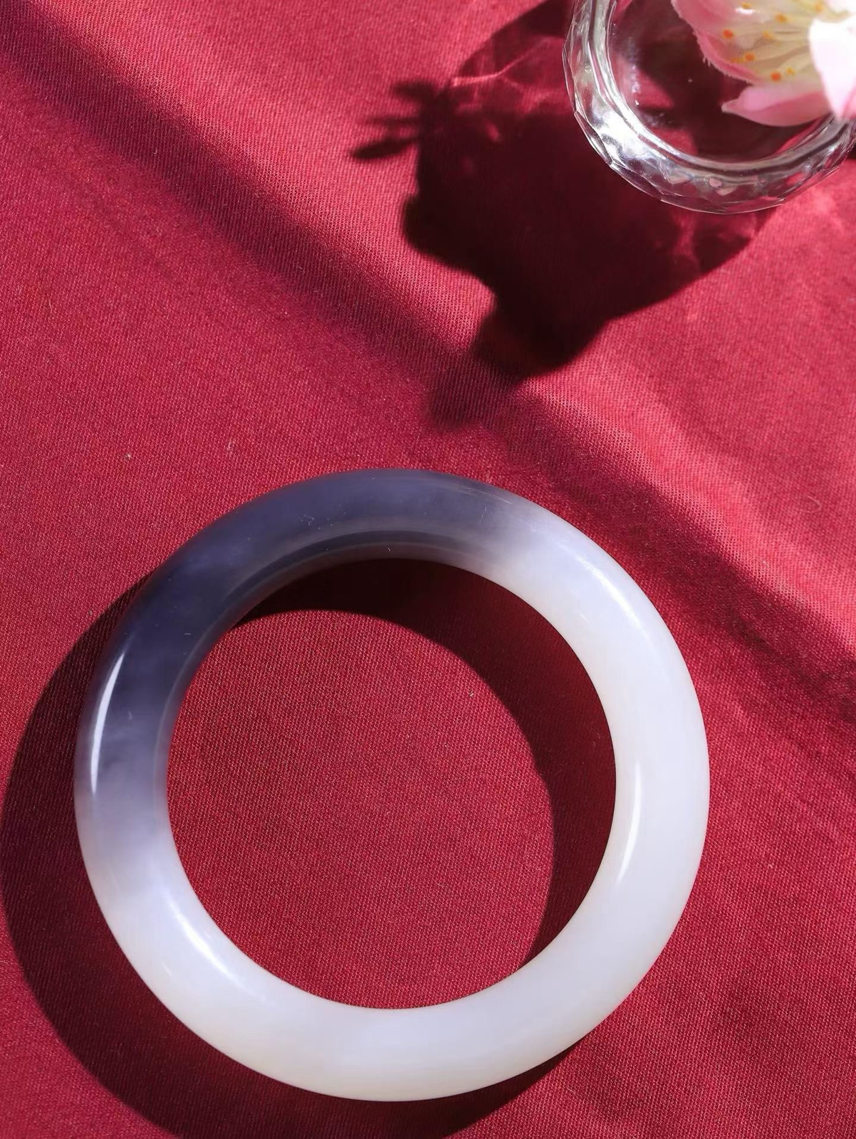 （柔情似水.手镯）

精品和田玉白玉烟紫双色圆条手镯，玉质温润细腻，镯型饱满圆润，优雅知性，姽婳于幽静兮，又婆娑乎人间，经典款型，古朴典雅。极具灵性，腕间风情，风姿卓越。 重63.5克   内径54.5mm尺寸11.7-11.5mm    FDA-36502626