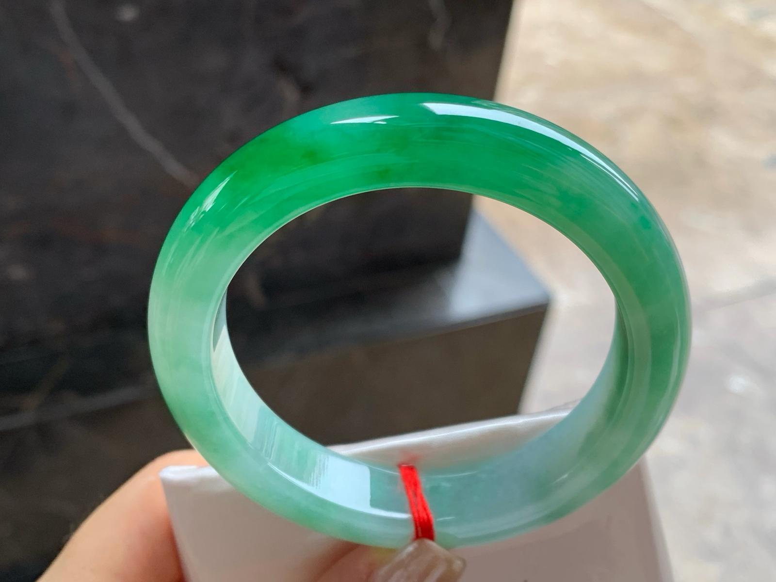 55.5-12.2-9.2
辣绿色手镯^_^有种有色 绿色浓郁大气