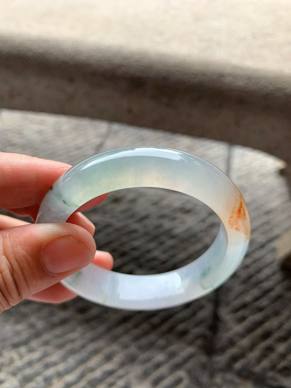 特色红翡飘花正圈手镯尺寸53.5*13*8.2 老种冰透，清润水足，胶润无比，一抹红翡色泽温润柔和，花色灵动飘逸，韵味十足，微细纹！