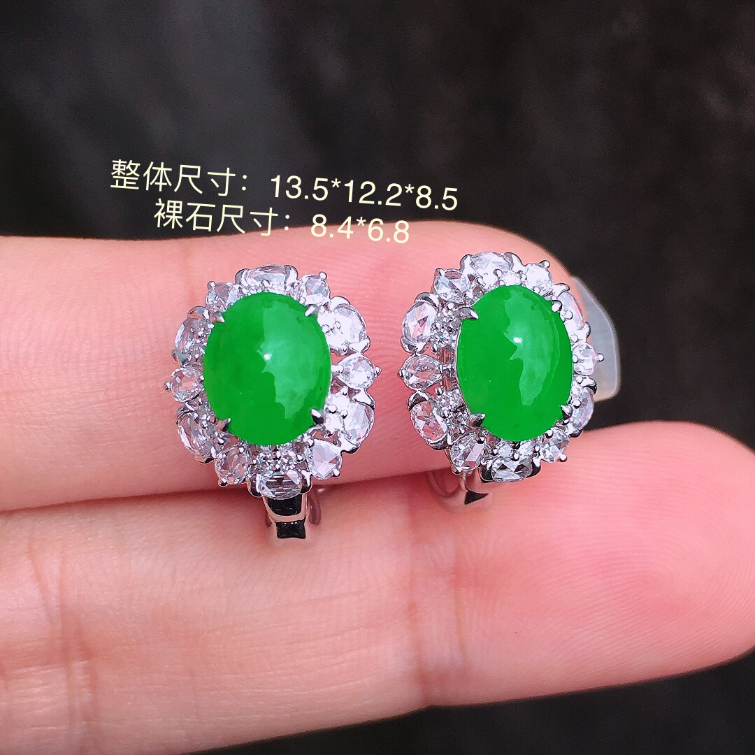 阳绿蛋面耳钉，色泽均匀艳丽，玉质细腻，荧光感超
强，饱满圆润，简单大方，尽显优雅气质，18k
金豪华镶嵌