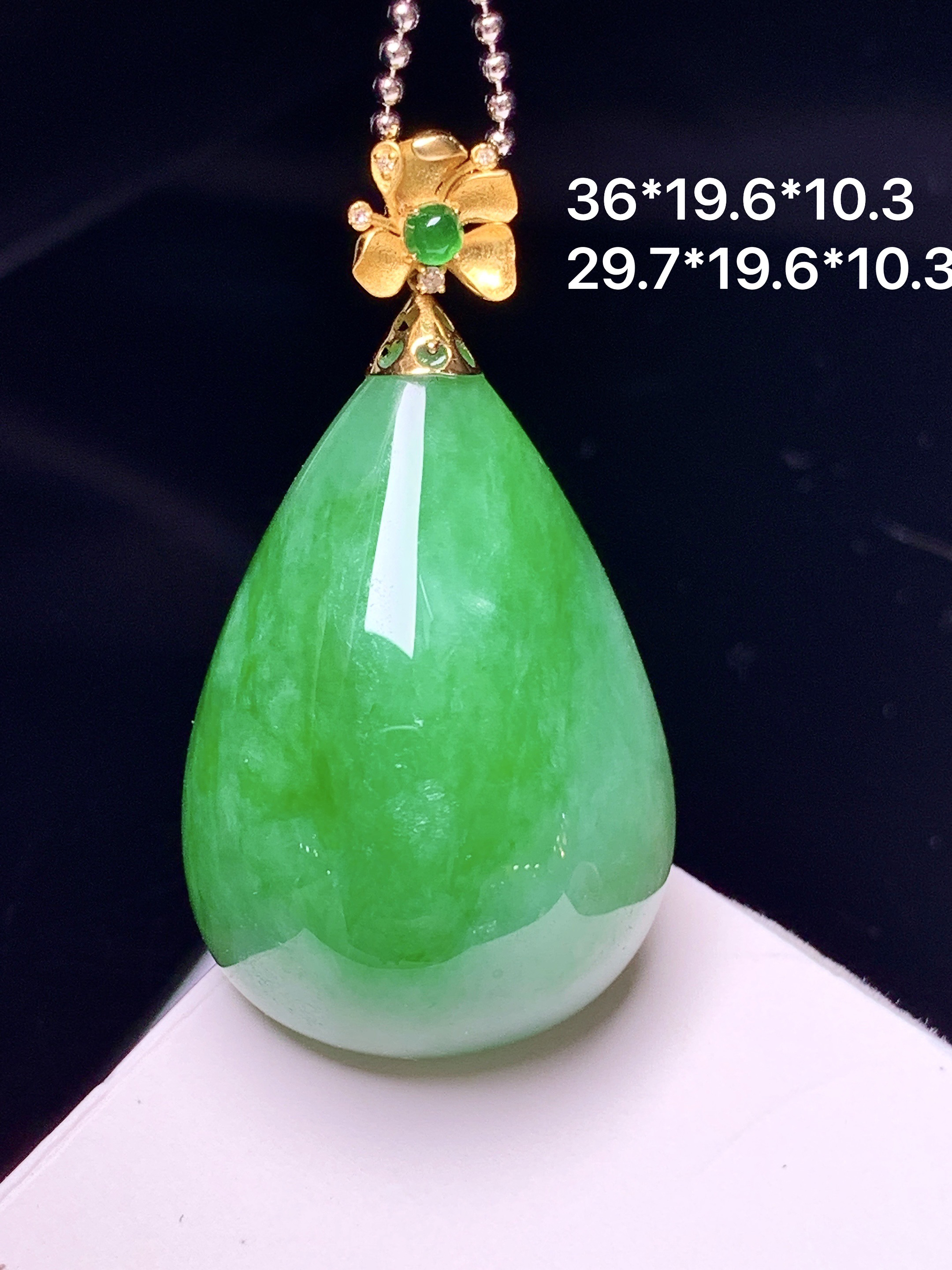 18k金镶嵌阳绿水滴吊坠 玉质细腻 色泽艳丽清新 整体尺寸36*19.6*10.3 j1
