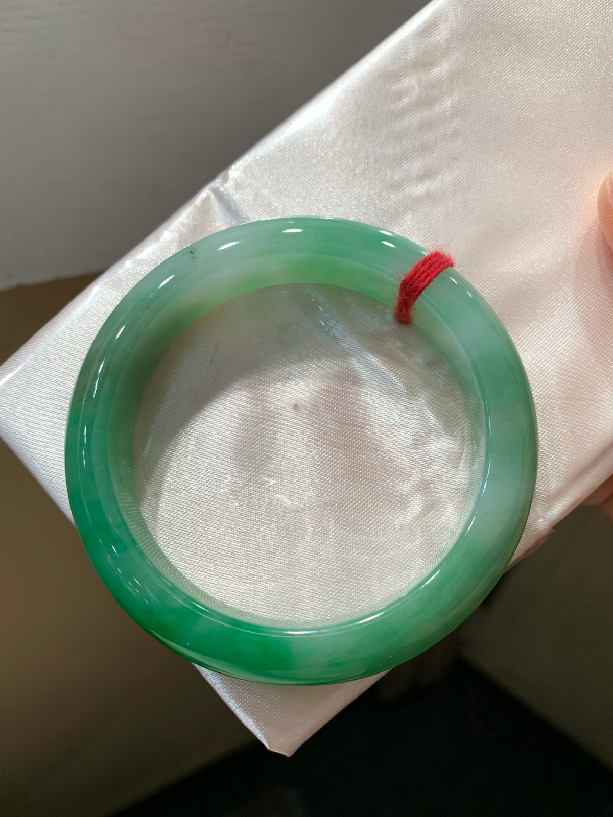 尺寸53.1/12.1/8.4，辣绿色手镯
水润细腻 色好 上手好看