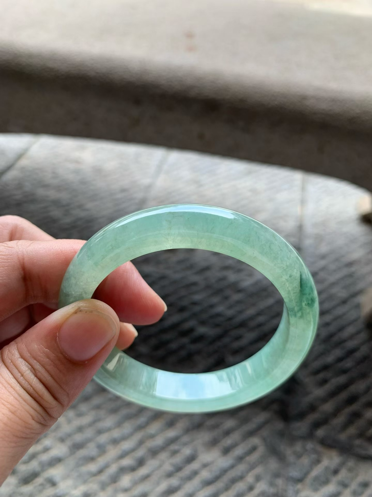 绿水底飘花正圈手镯尺寸54*11.5*8.5 老种通透，水润光泽，整圈绿水底，清透不闷，花色自然，灵动飘逸！