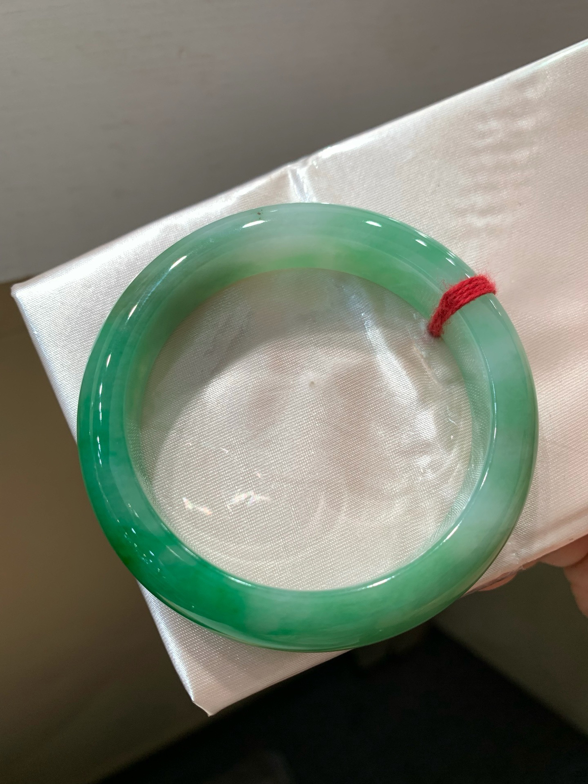 尺寸53.1/12.1/8.4，辣绿色手镯
水润细腻 色好 上手好看