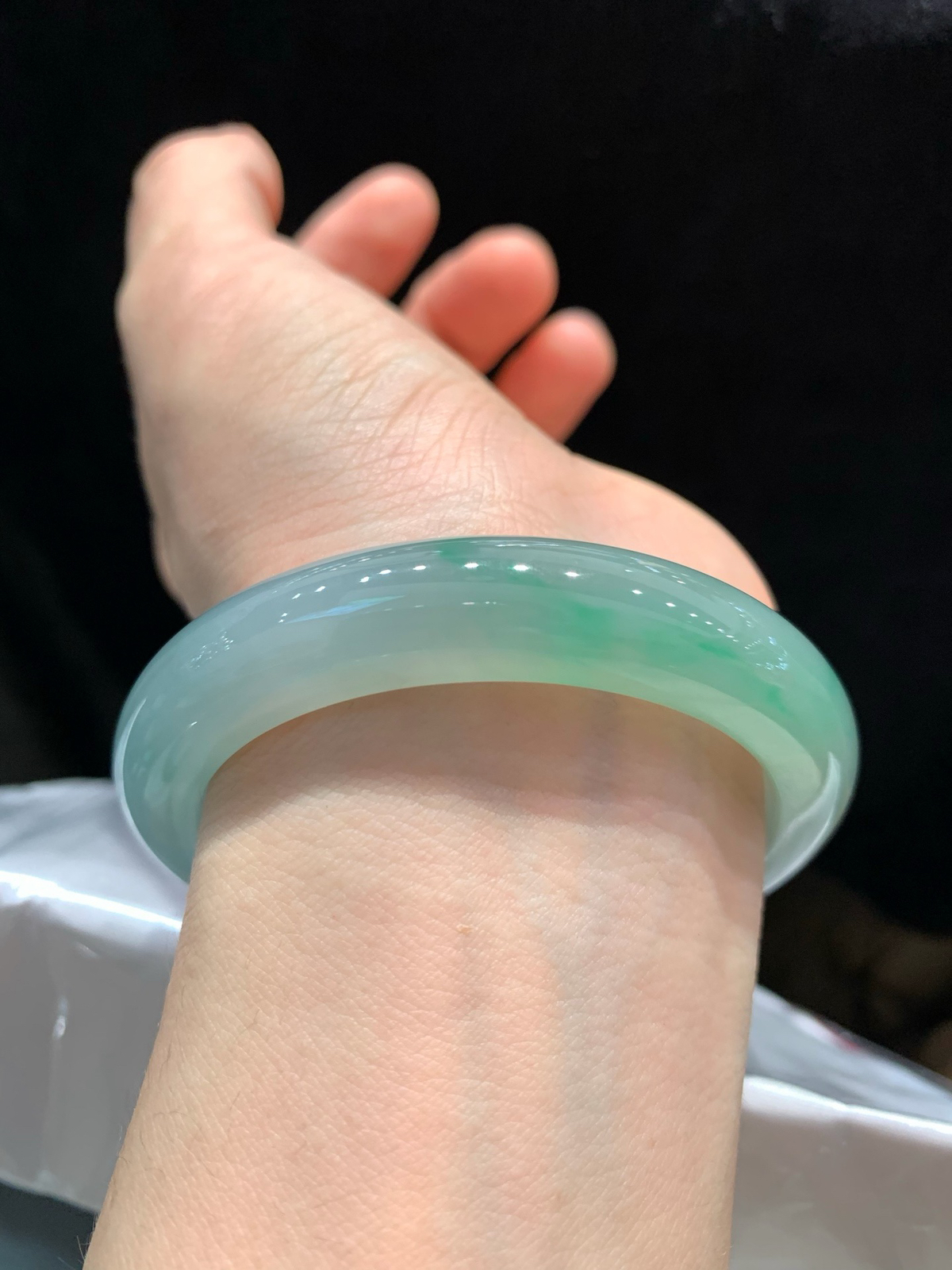 尺寸54.6/10.9/8.8  糯冰手镯
种好水润