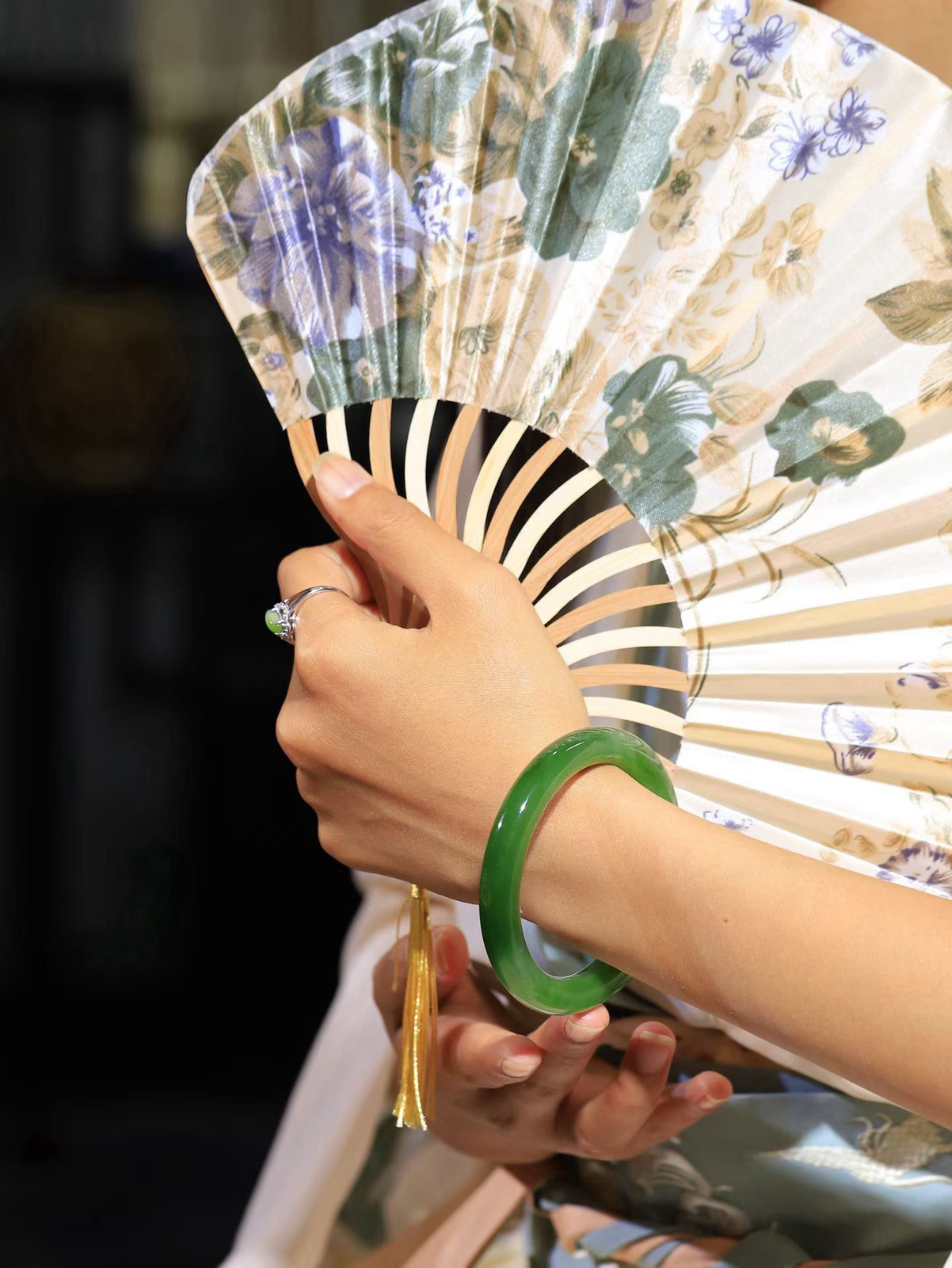 【碧波流转·手镯】

精品️和田玉碧玉圆条手镯，玉质细腻温润，手感舒适，️线条流畅，简约大气