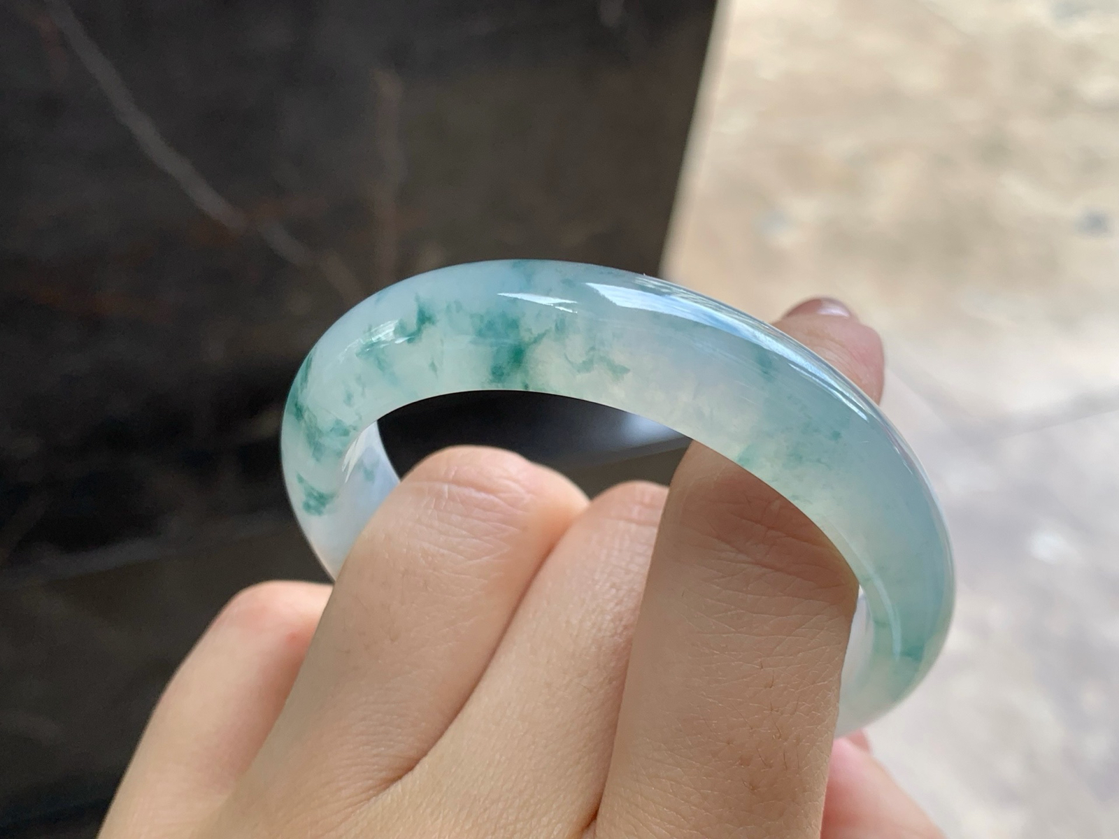 52.4-12.3-7.1
冰飘花贵妃镯^_^种水好 正圈50可以戴