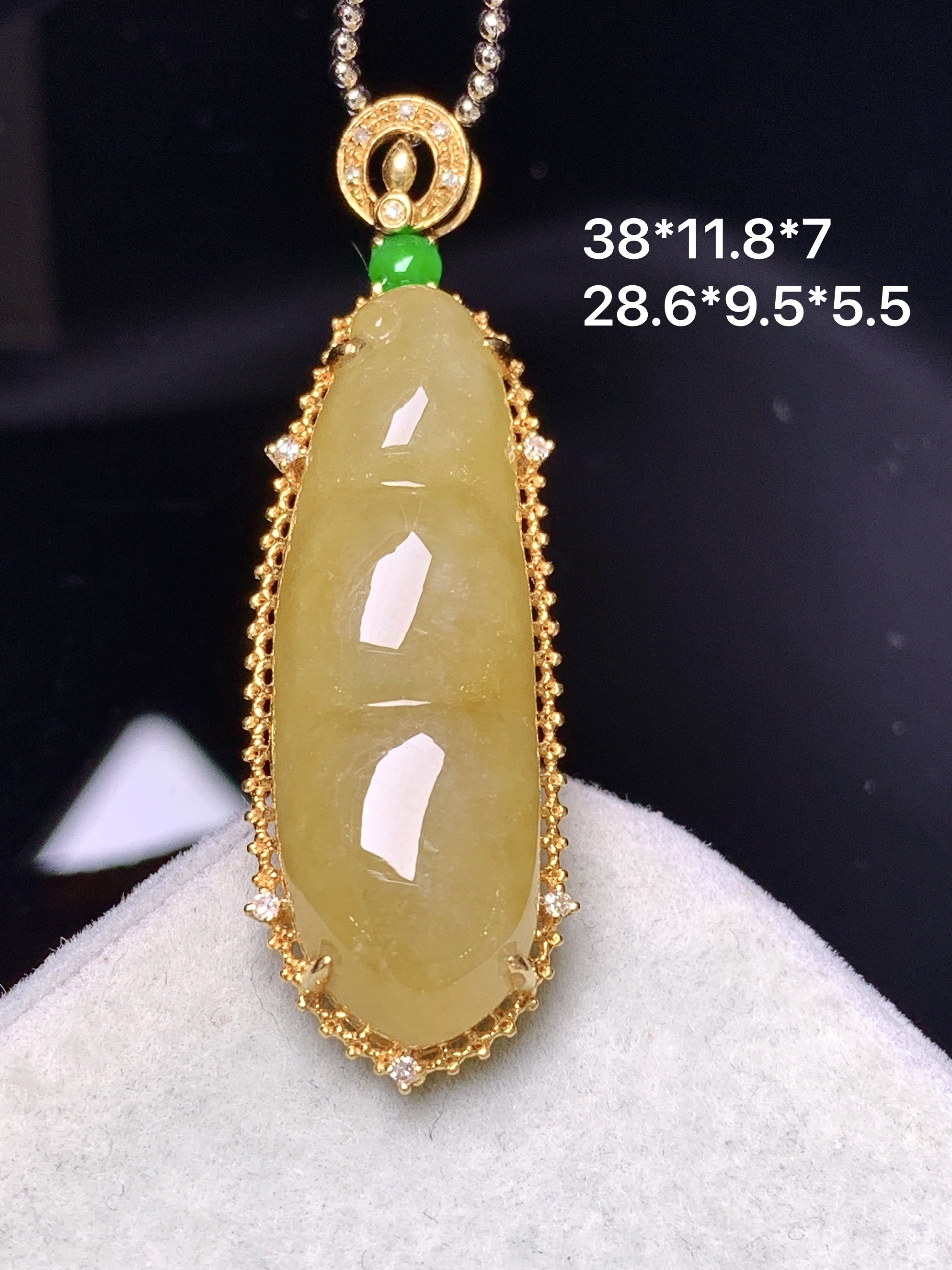 18k金钻镶嵌黄翡四季豆吊坠 玉质细腻 色泽艳丽清新 整体尺寸38*11.8*7 b1