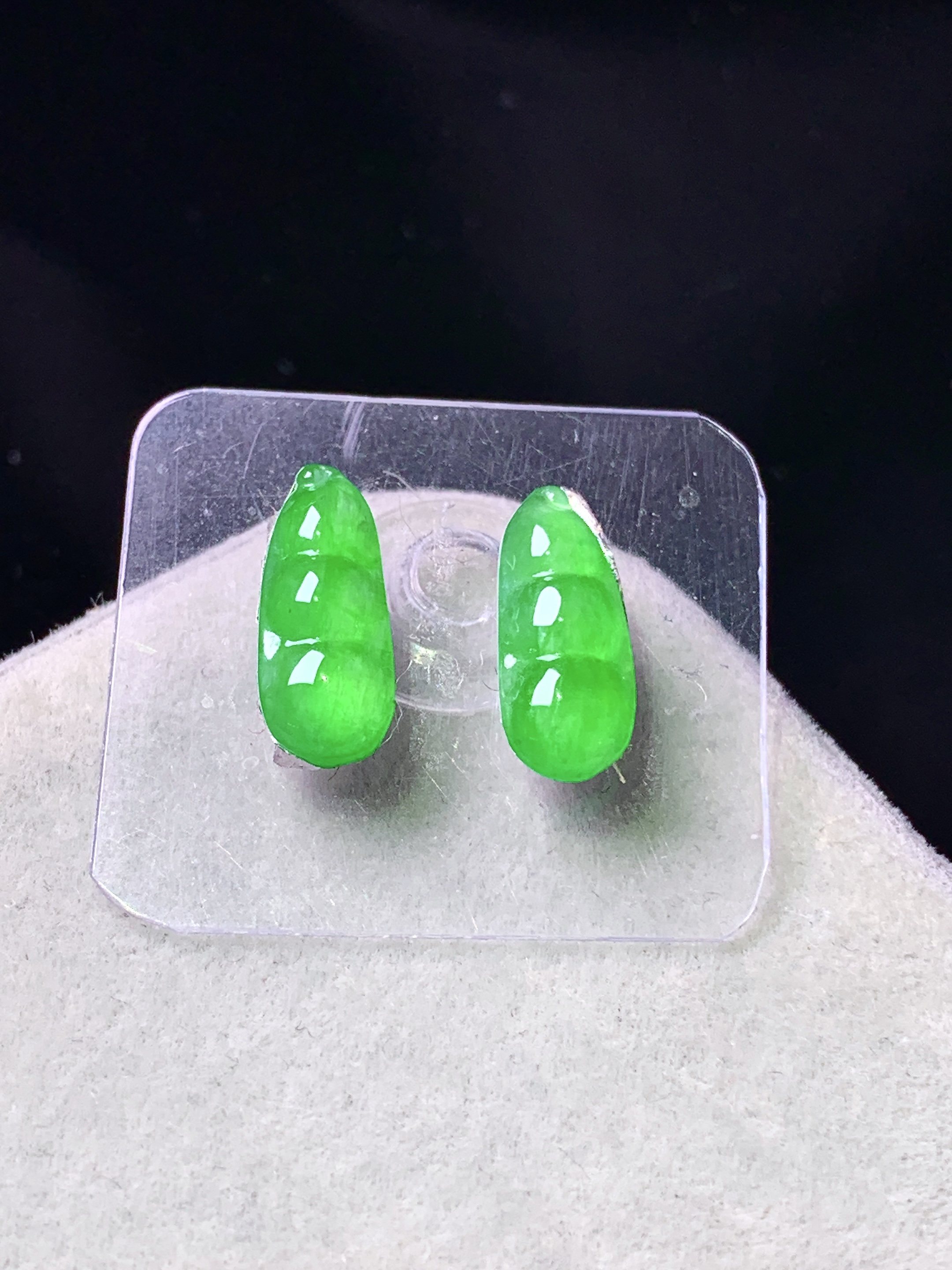 镶嵌款 冰阳绿四季豆一对 玉质细腻 色泽艳丽清新 整体尺寸12.3*5.2*2.5 j6