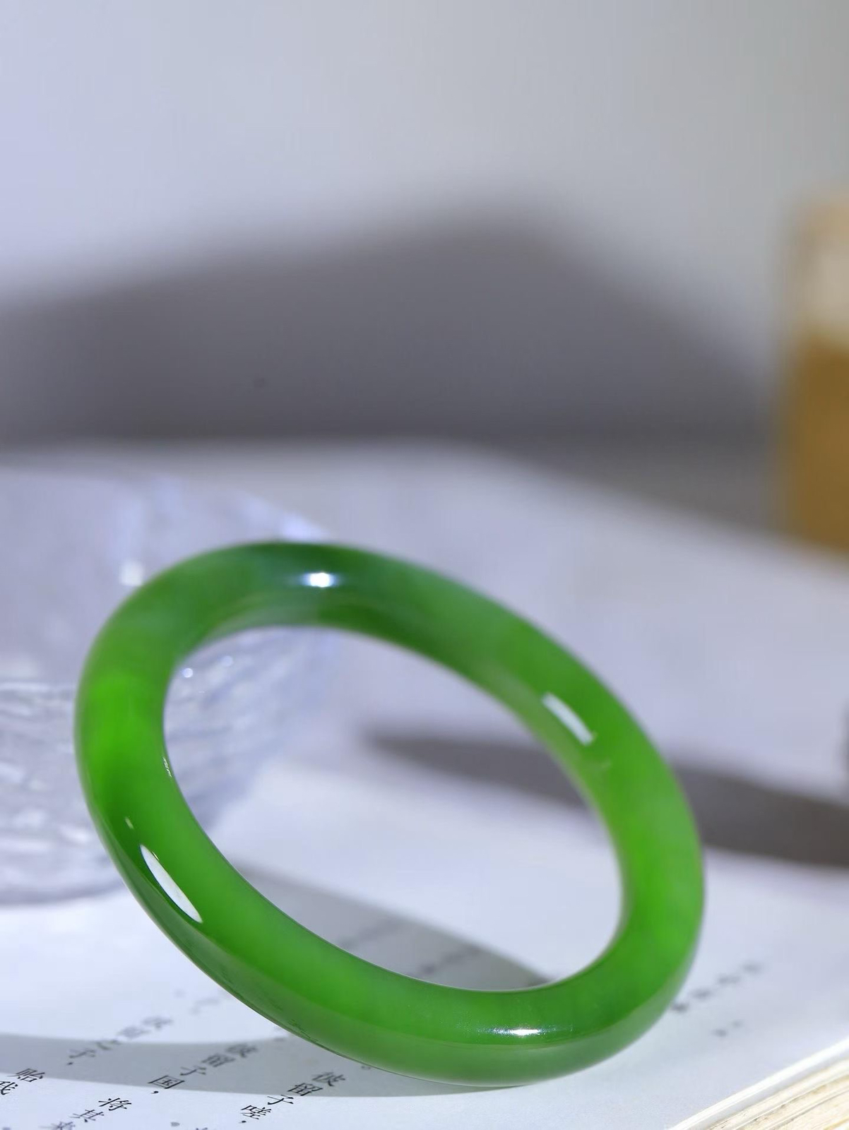 【碧波流转·手镯】

精品️和田玉碧玉圆条手镯，玉质细腻温润，手感舒适，️线条流畅，简约大气，美自天成，佩戴于腕间，婉约之美，举手投足间透出那份低调奢华，醉人心扉。
重52克 内径圈口56mm尺寸10.5-10.2mm  FDA-13502708