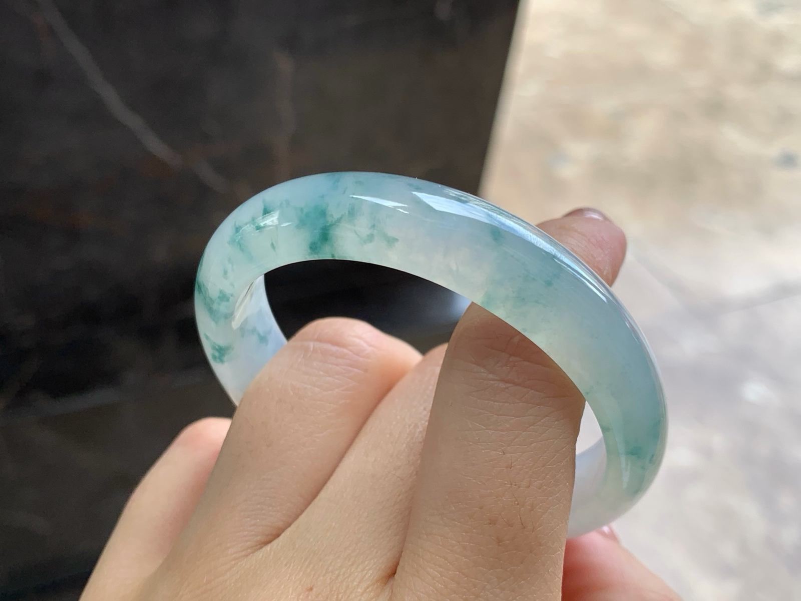 52.4-12.3-7.1
冰飘花贵妃镯^_^种水好 正圈50可以戴