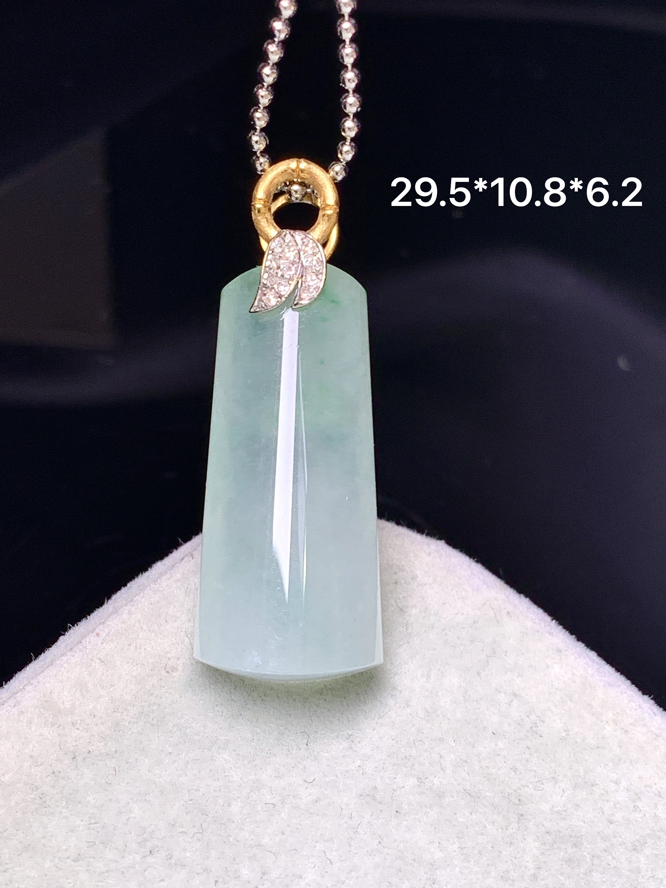 18k金钻镶嵌飘绿玉柱吊坠 玉质细腻 色泽艳丽清新 整体尺寸29.5*10.8*6.2 b1
