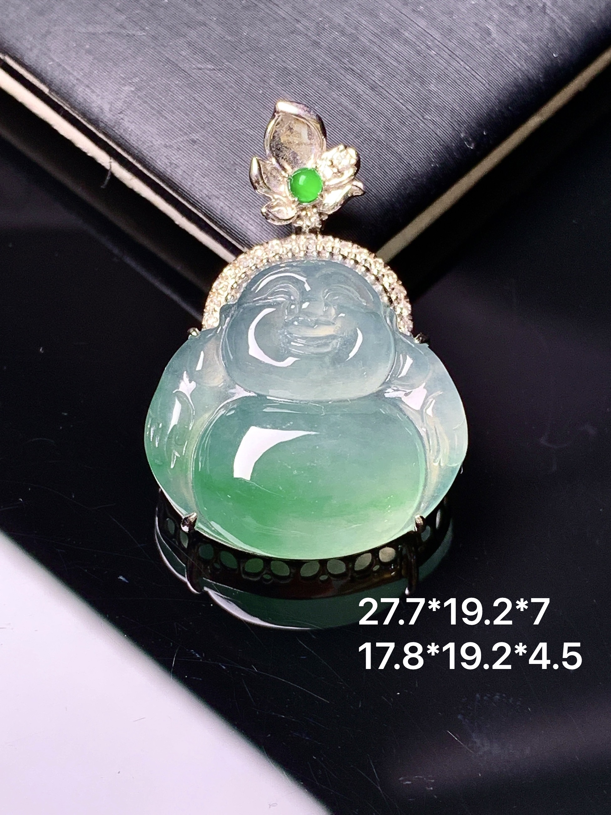18k金钻镶嵌飘绿佛公吊坠 玉质细腻 色泽艳丽清新 整体尺寸27.7*19.2*7 d4