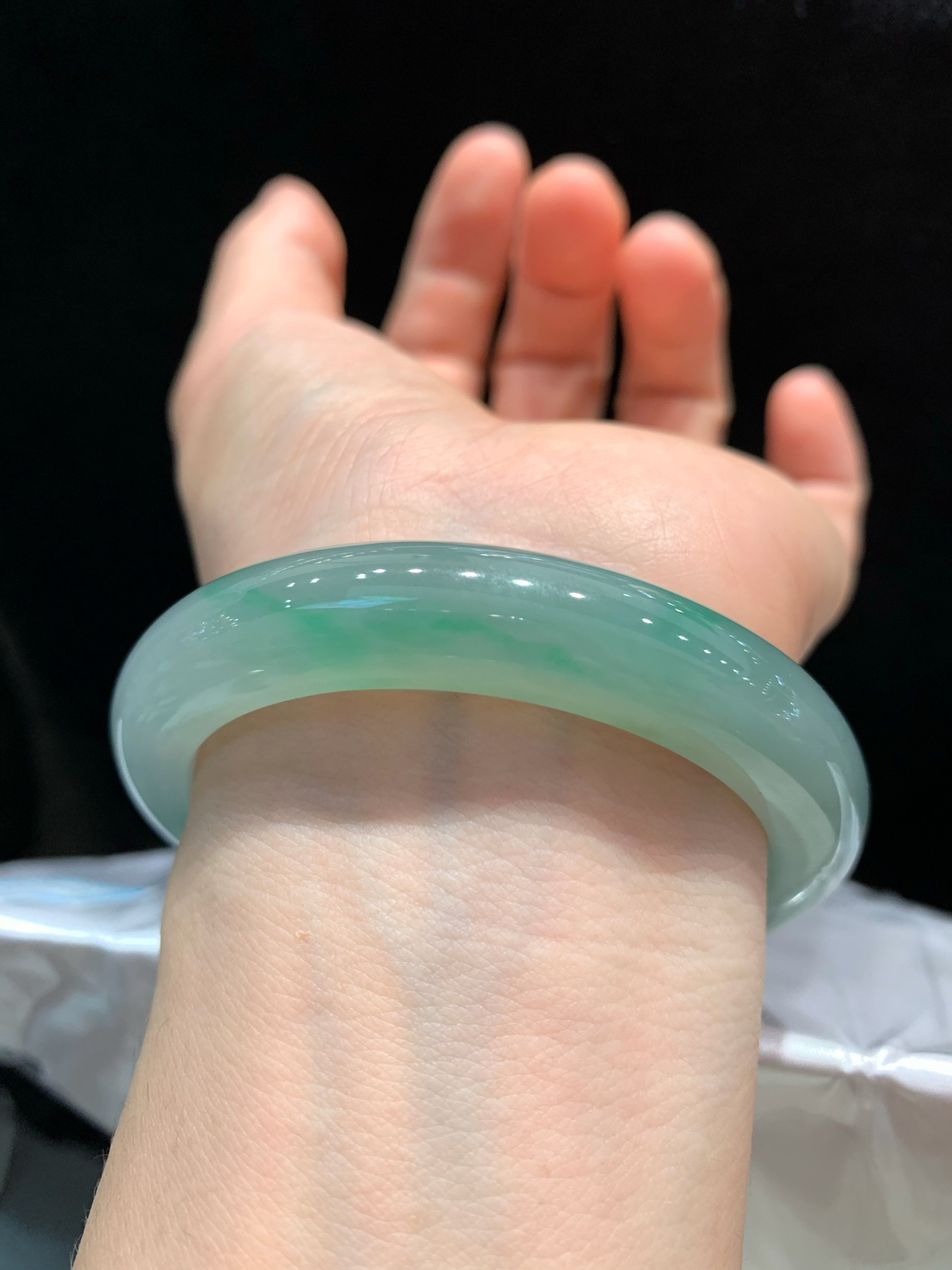尺寸54.6/10.9/8.8  糯冰手镯
种好水润