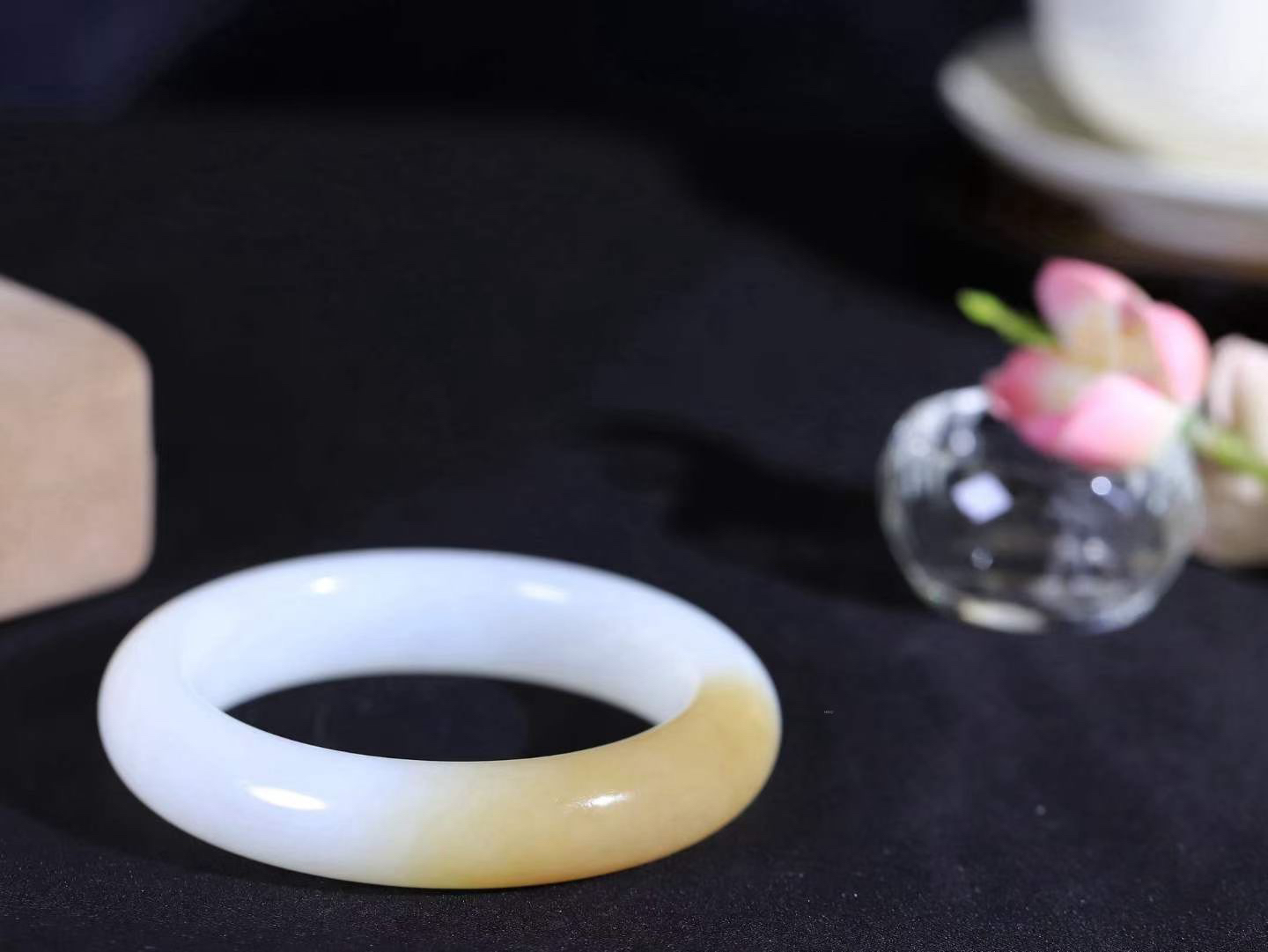 （温柔雅致.手镯）

精品️和田玉糖白玉手镯。镯型饱满，温润细腻，脂润沁香。️执一卷书，沏一盏茶，着一袭裙，戴一只镯。淡淡浅笺，素心若兰，静赏玉中诗画。悠悠岁月，芊手轻摘，盛满诗样芳华。重75.3克   内径56.5mm 尺寸14.2-10.6mm   FDA-99502721