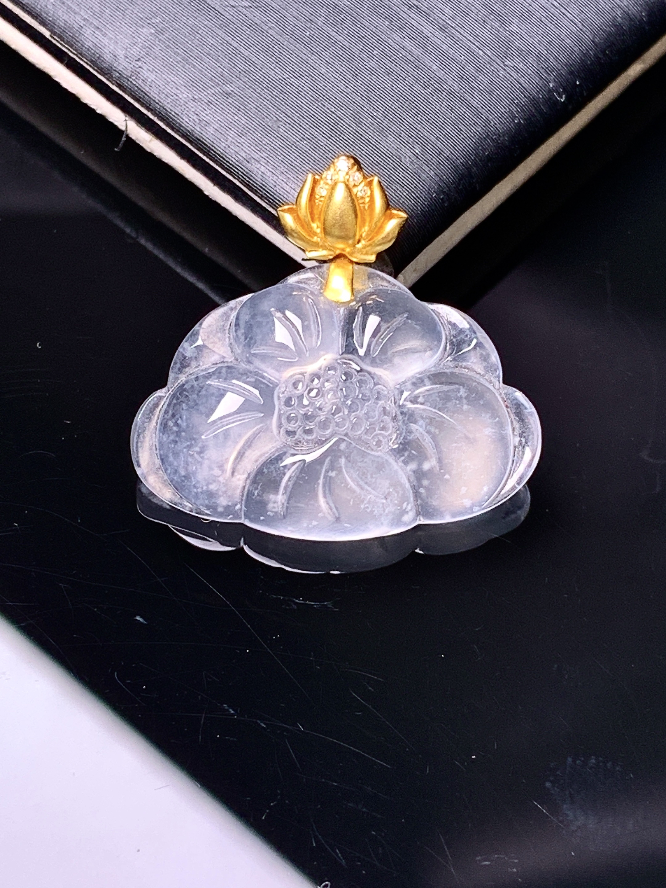 18k金镶嵌冰种莲花吊坠 玉质细腻 色泽艳丽清新 整体尺寸19.6*21*4 d4