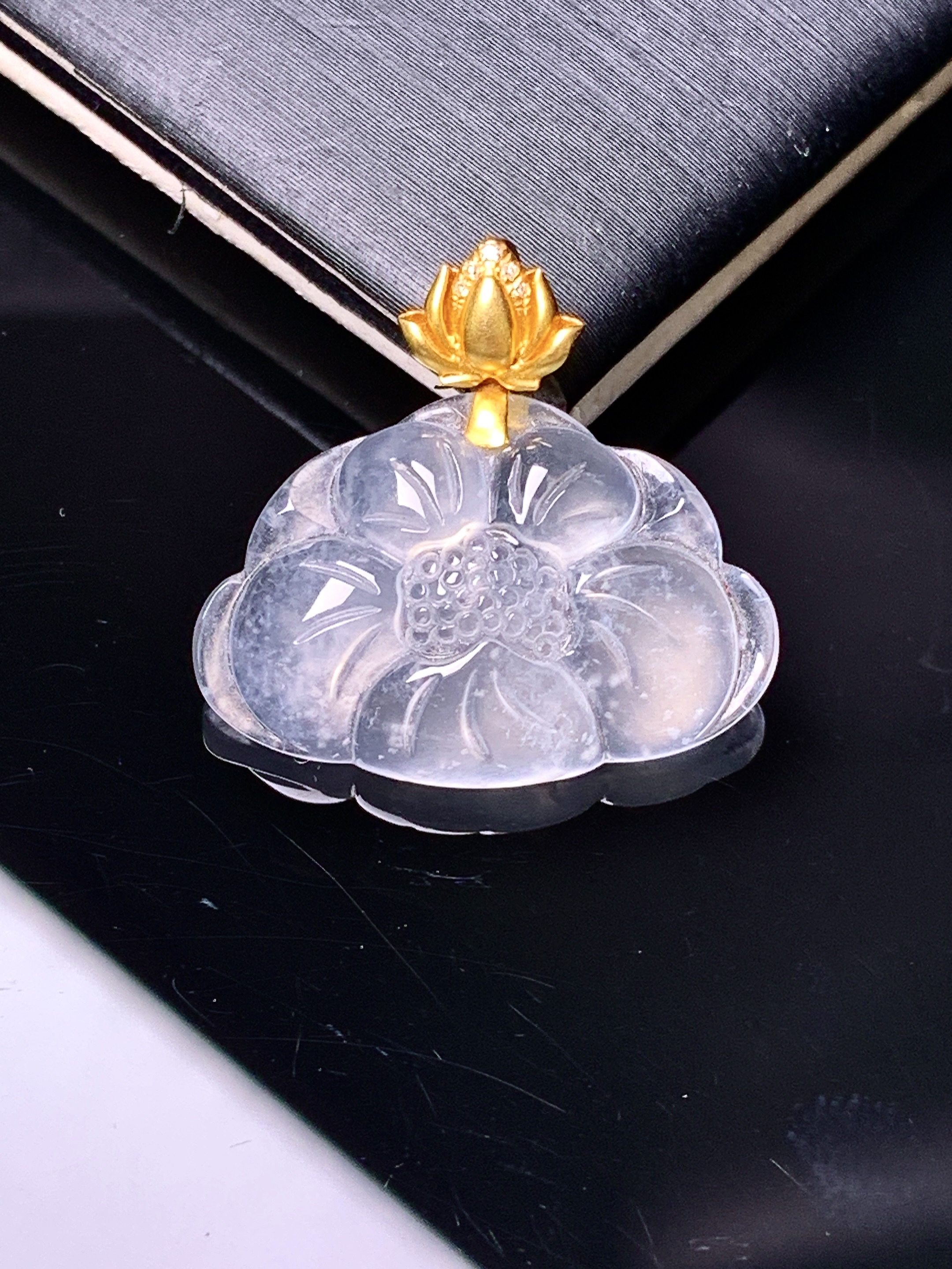 18k金镶嵌冰种莲花吊坠 玉质细腻 色泽艳丽清新 整体尺寸19.6*21*4 d4
