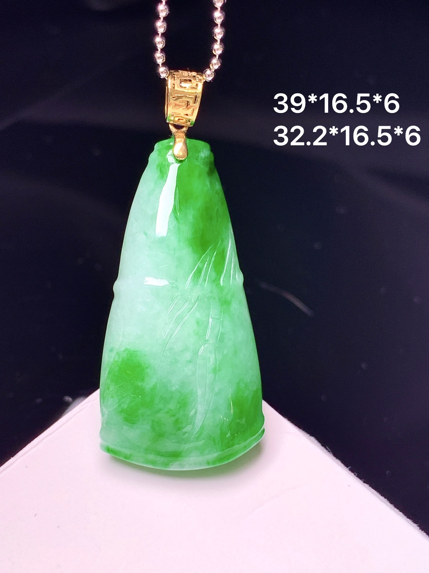 18k金镶嵌飘绿竹节吊坠 玉质细腻 色泽艳丽清新 整体尺寸39*16.5*6 a4