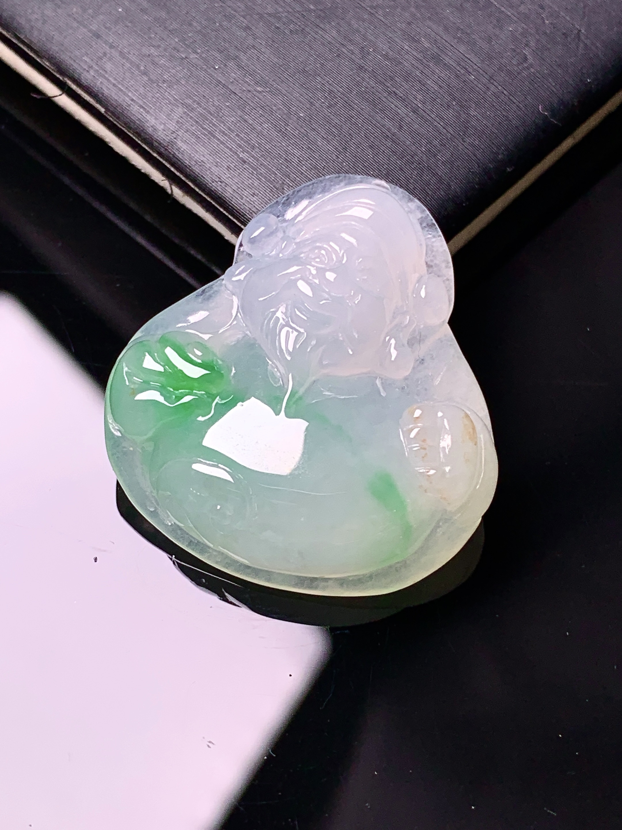 飘绿财神吊坠 玉质细腻 色泽艳丽清新 整体尺寸27.6*25.3*7 w1
