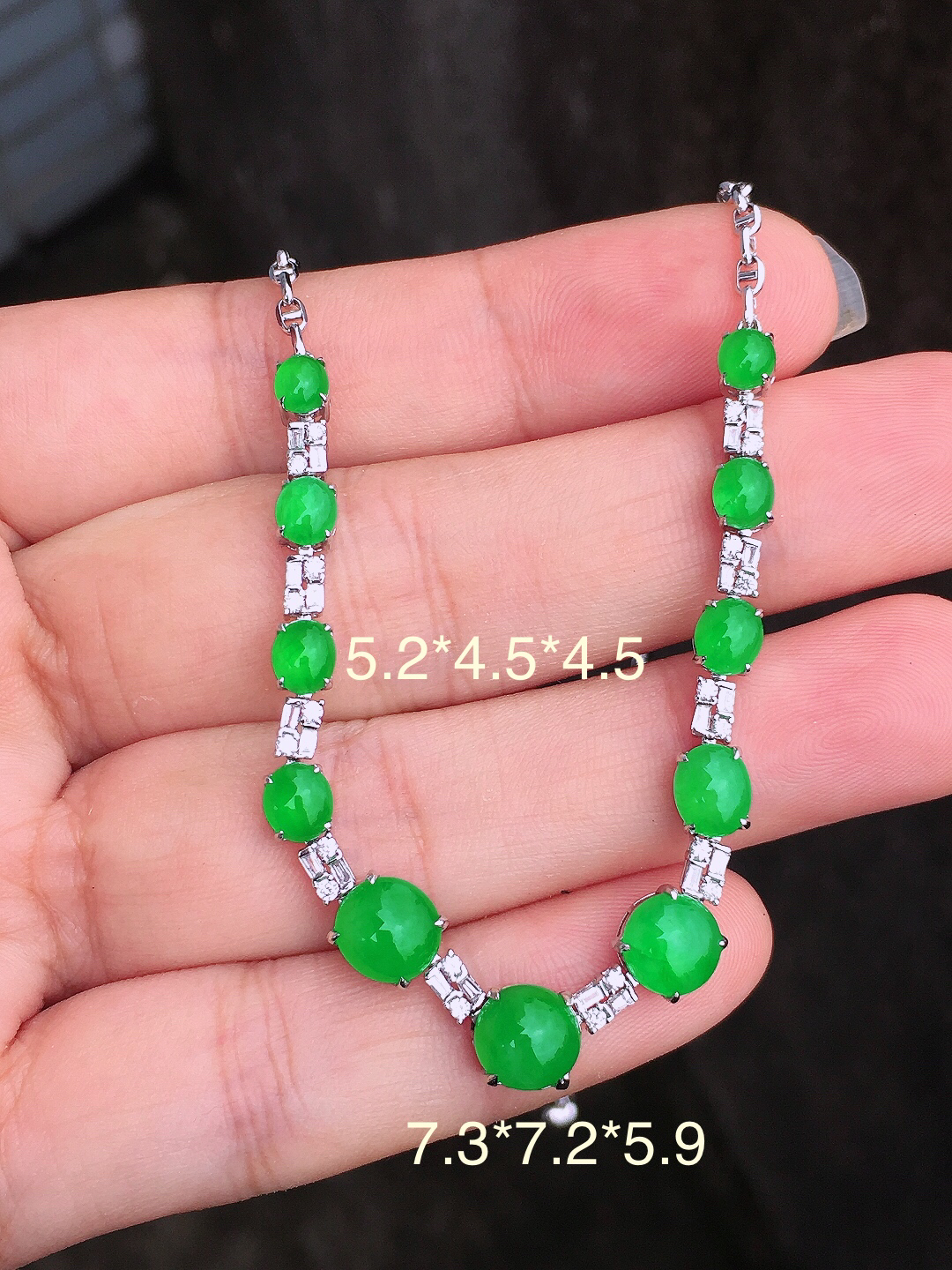 阳绿蛋面晚装项链，色泽均匀艳丽，玉质细腻，荧光感超
强，饱满圆润，简单大方，尽显优雅气质，18k
金豪华镶嵌