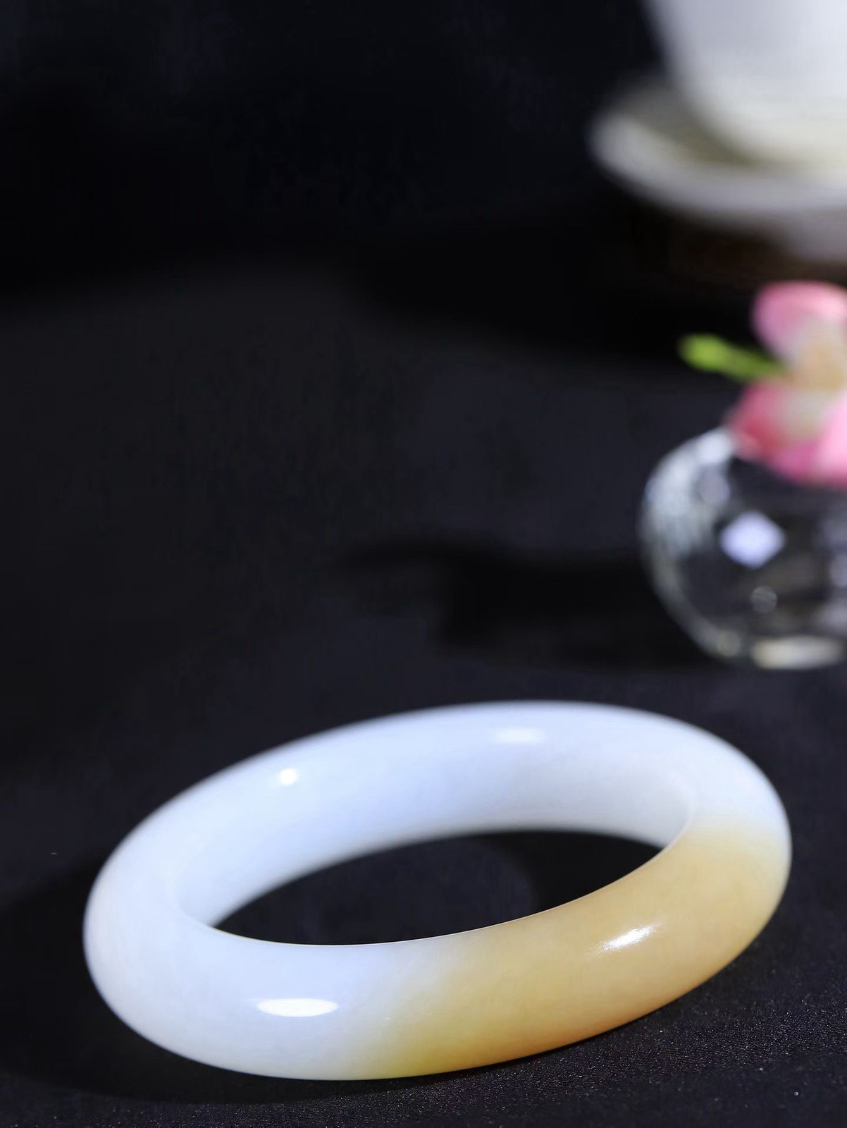 （温柔雅致.手镯）

精品️和田玉糖白玉手镯。镯型饱满，温润细腻，脂润沁香。️执一卷书，沏一盏茶，着一袭裙，戴一只镯。淡淡浅笺，素心若兰，静赏玉中诗画。悠悠岁月，芊手轻摘，盛满诗样芳华。重75.3克   内径56.5mm 尺寸14.2-10.6mm   FDA-99502721