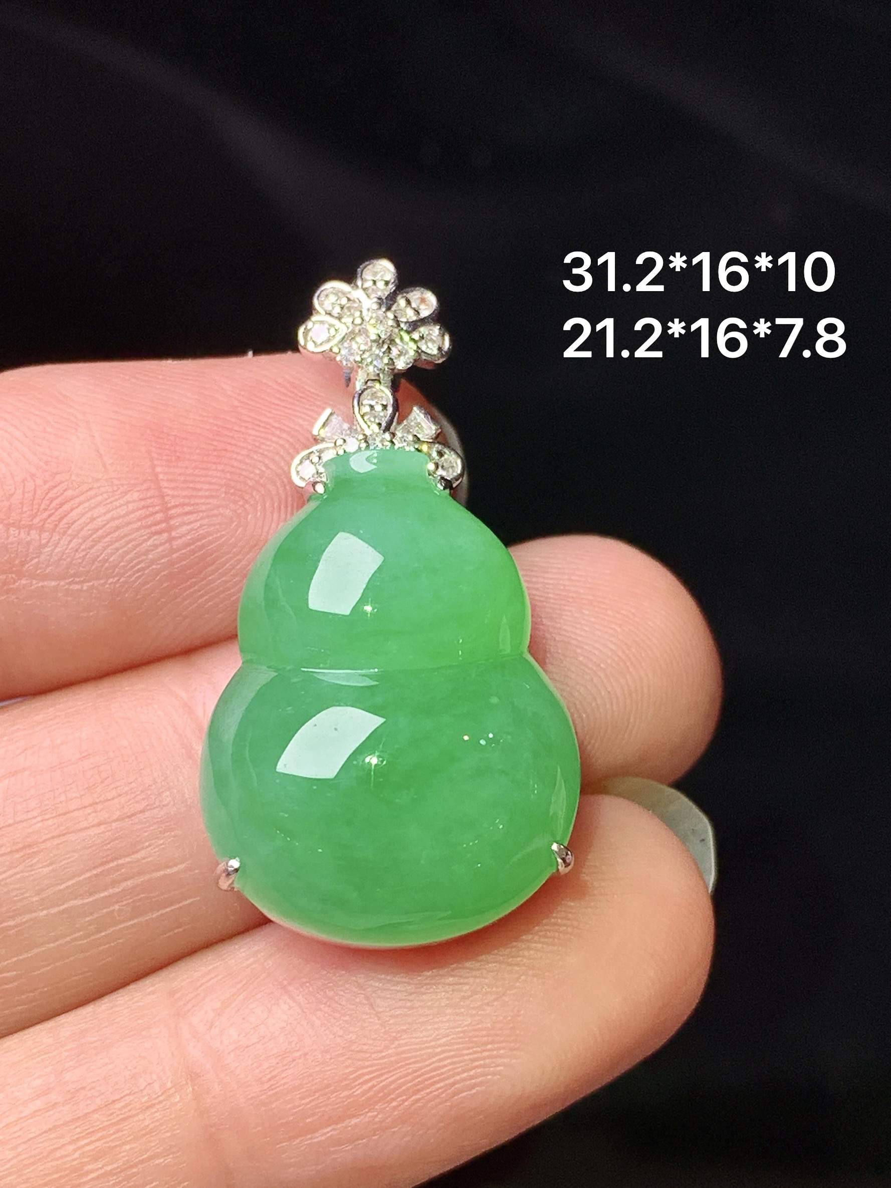 18k金钻镶嵌阳绿葫芦吊坠 玉质细腻 色泽艳丽清新 整体尺寸31.2*16*10 a4