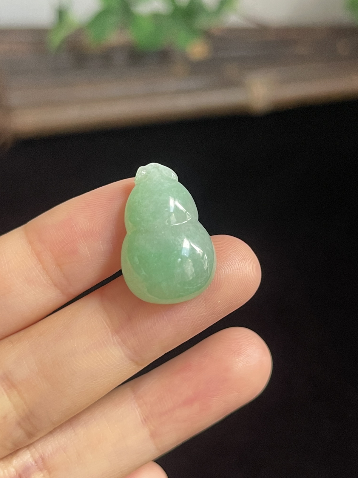 翡翠糯化种浅绿色葫芦挂件