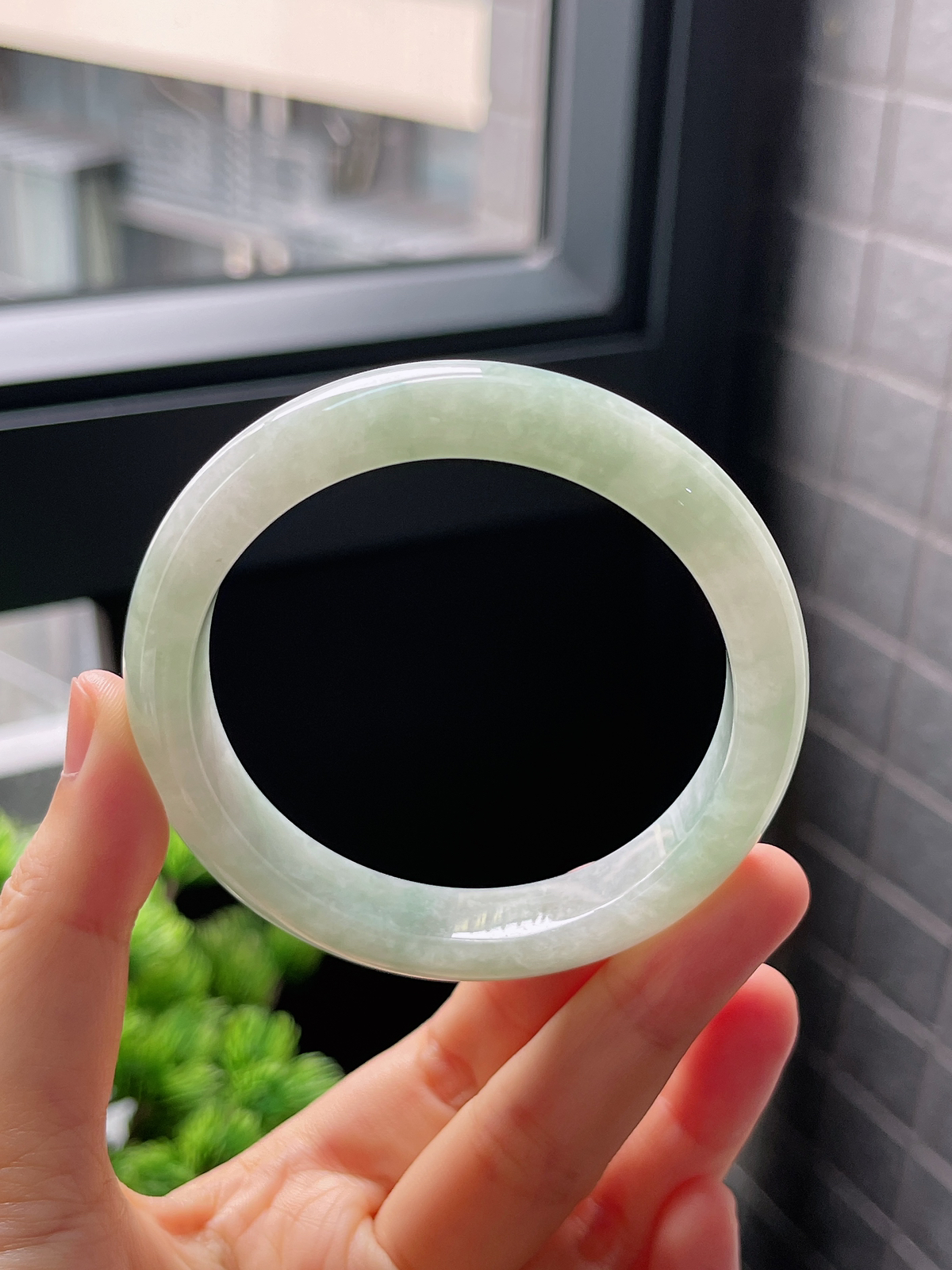 圈口56.6，糯化种浅绿色飘花翡翠正圈手镯