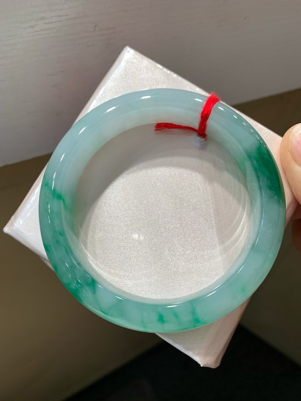 尺寸58.7/13.3/9.2mm带色手镯
水润细腻 清新甜美