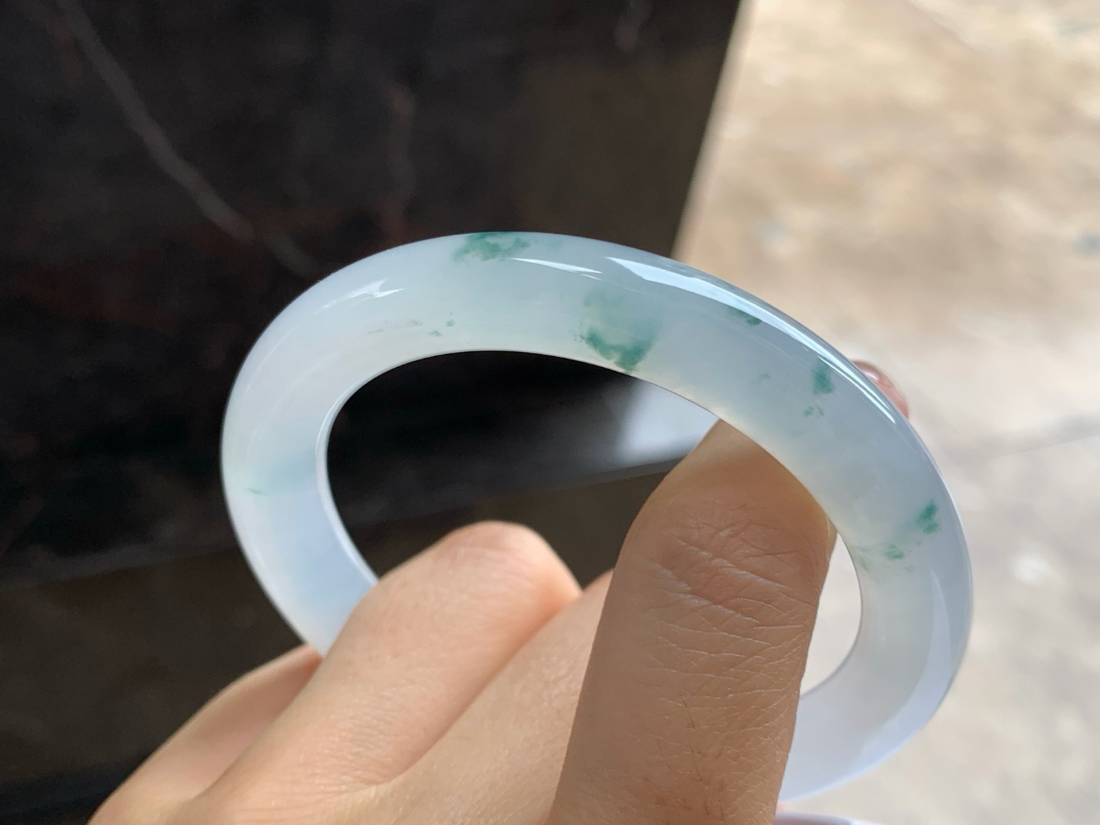 54-10
冰种飘花圆条手镯^_^种水好  飘花点缀