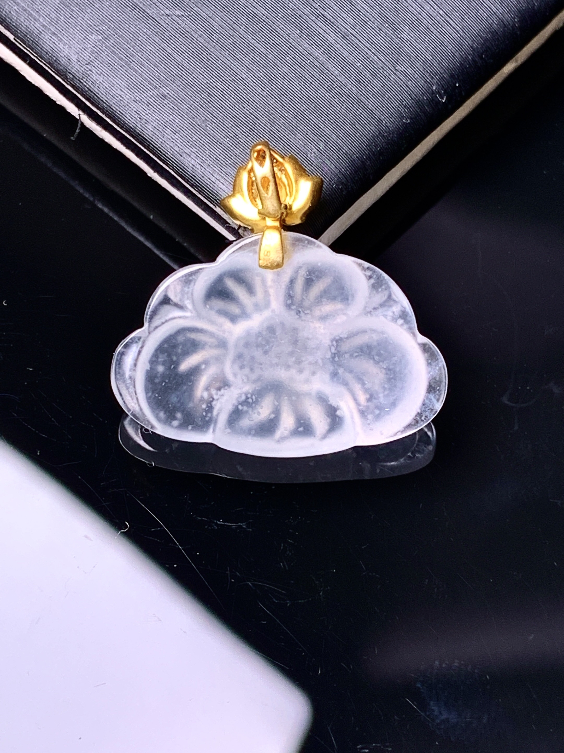 18k金镶嵌冰种莲花吊坠 玉质细腻 色泽艳丽清新 整体尺寸19.6*21*4 d4