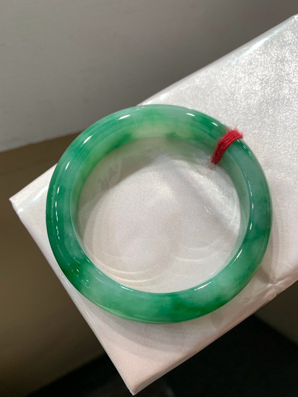 尺寸52.6/11.9/8.3，飘绿花手镯
水润细腻 有种有色