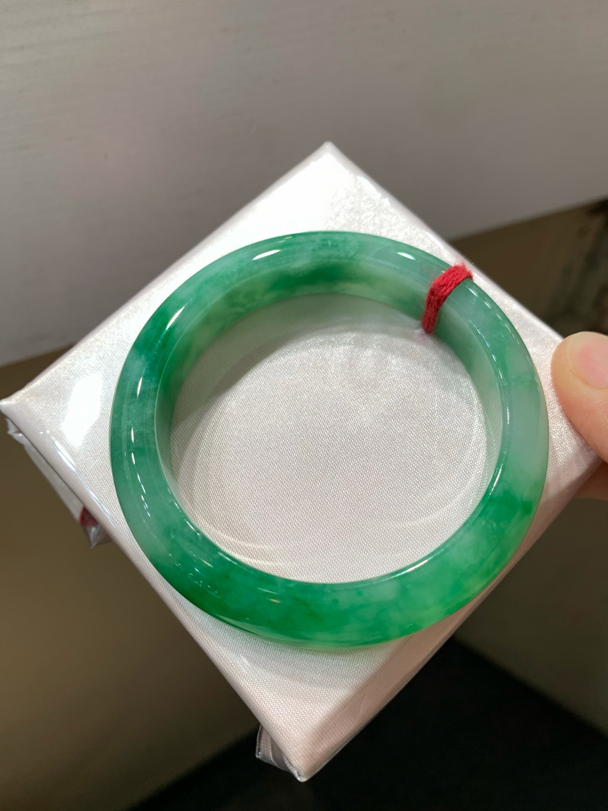 尺寸52.6/11.9/8.3，飘绿花手镯
水润细腻 有种有色