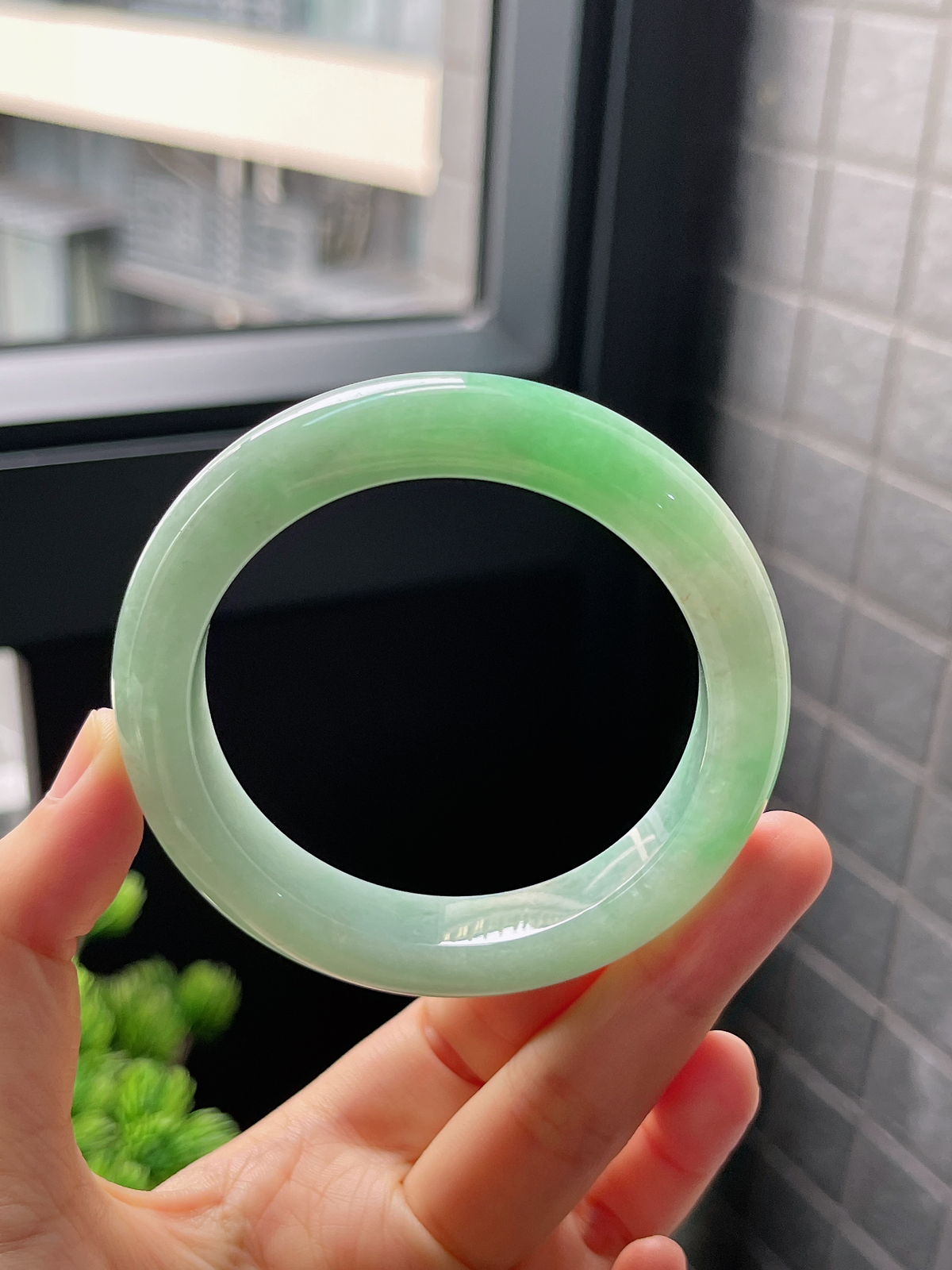 圈口55.4，糯化种果绿底翡翠正圈手镯