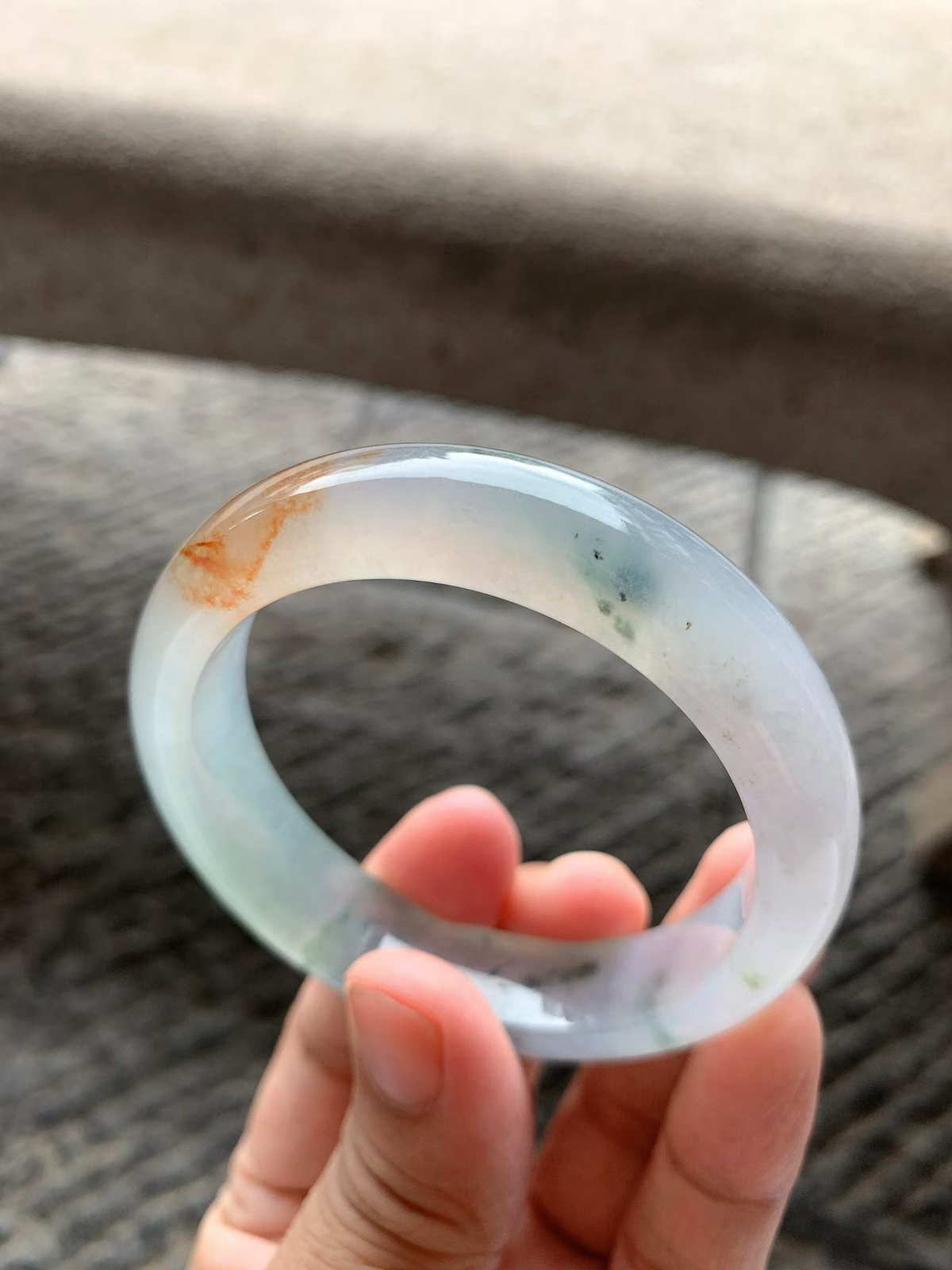特色红翡飘花正圈手镯尺寸53.5*13*8.2 老种冰透，清润水足，胶润无比，一抹红翡色泽温润柔和，花色灵动飘逸，韵味十足，微细纹！
