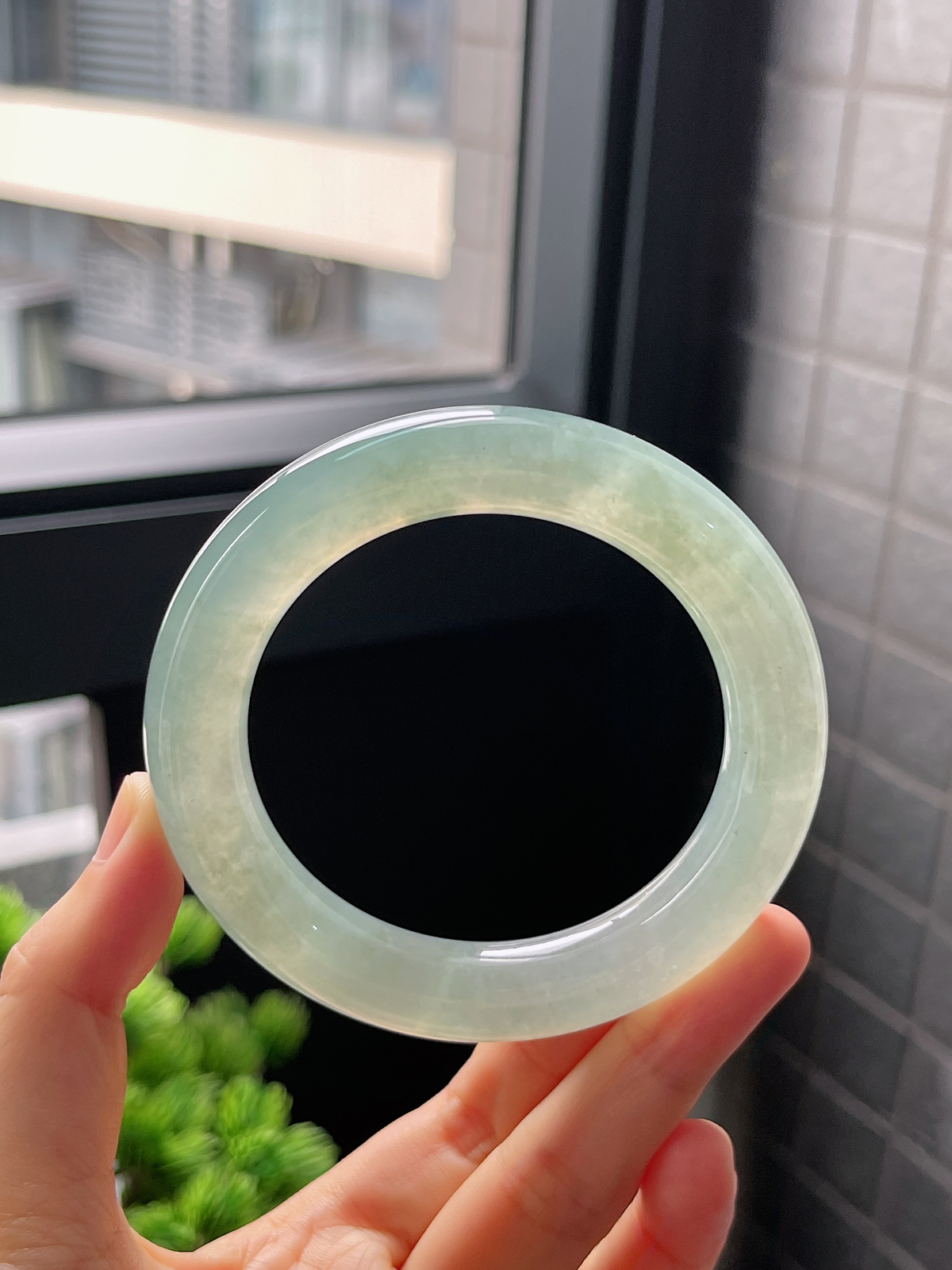 圈口56.3，冰糯浅绿色翡翠圆条手镯