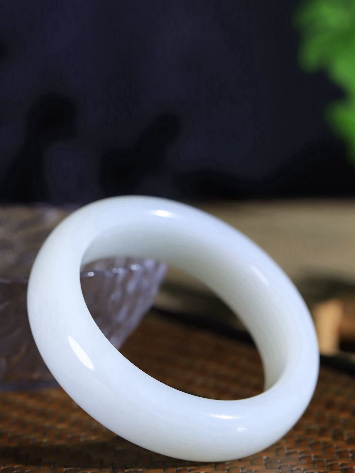 【腕间柔情.手镯】   

精品️和田玉白玉手镯 玉质温润细腻 油性十足 古朴秀雅 轻抚岁月的栏杆软香温玉，腕间玉镯轻轻晃动，令人情动心间，撷一缕月末的芬芳，把心思铺陈，时光静美，惟有你最温柔。重94.3克   内径57mm  尺寸18.3-9.9mm  46502755A